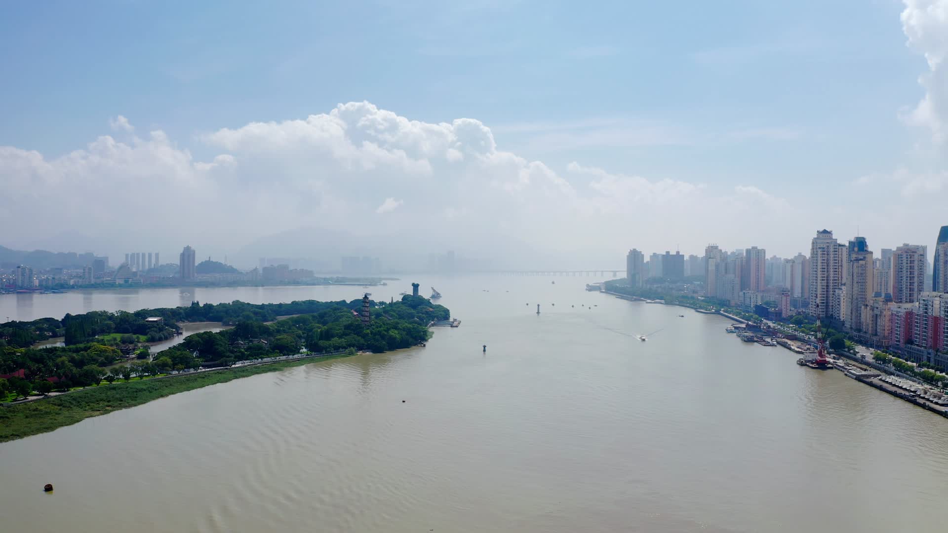 贯穿城市的瓯江视频的预览图