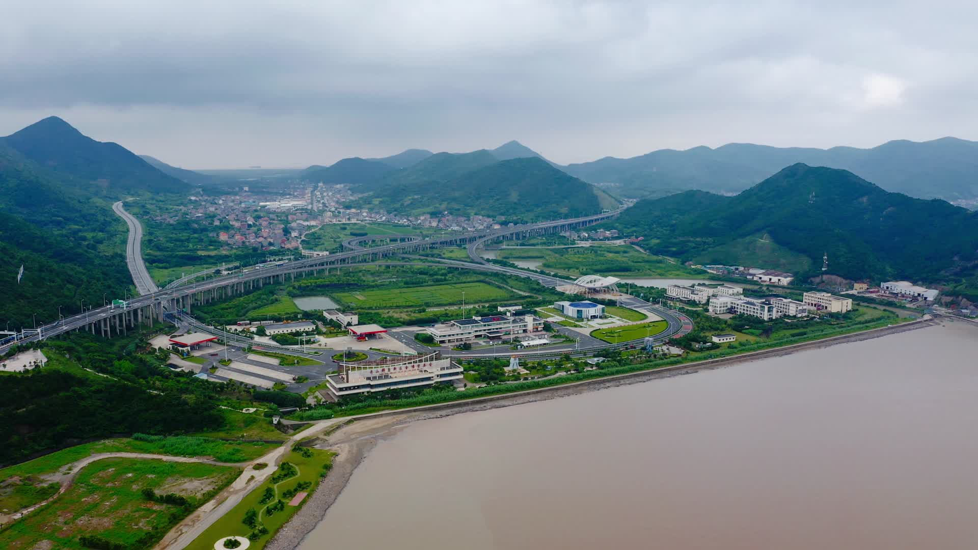 浙江舟山高速路服务区视频的预览图