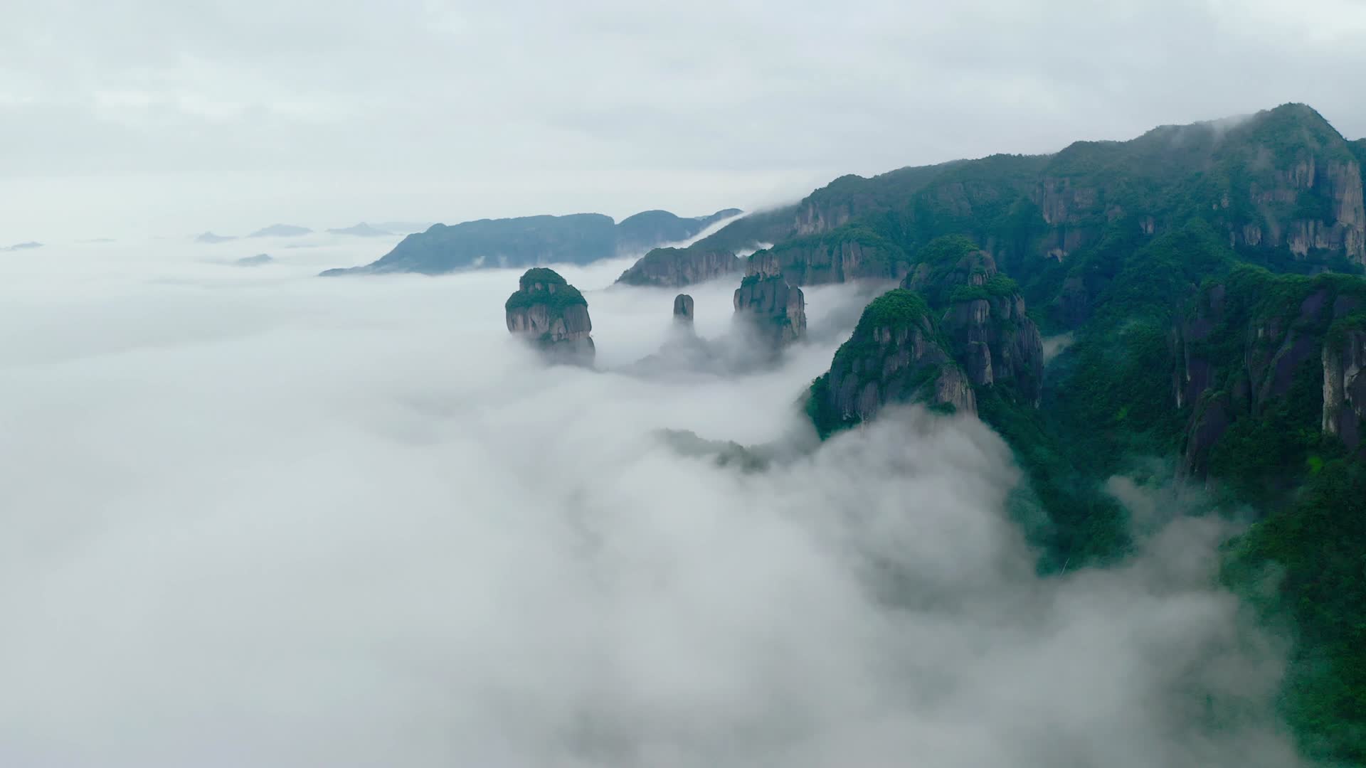 云海中的山峰视频的预览图