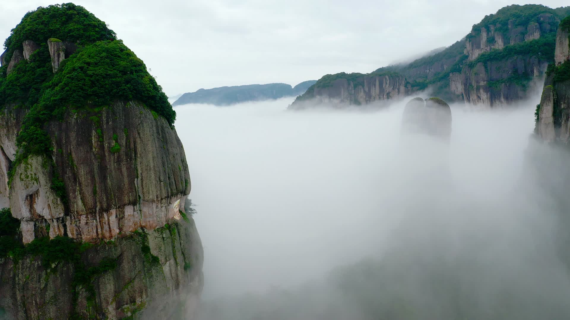 云海中的山峰视频的预览图