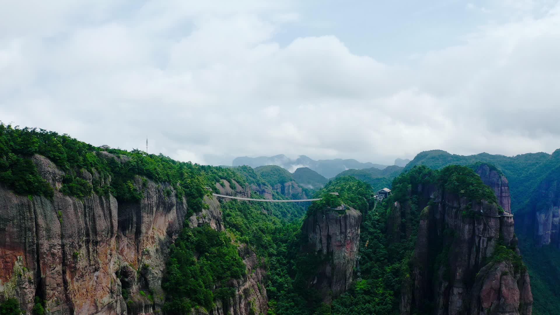 高空中的铁索桥视频的预览图