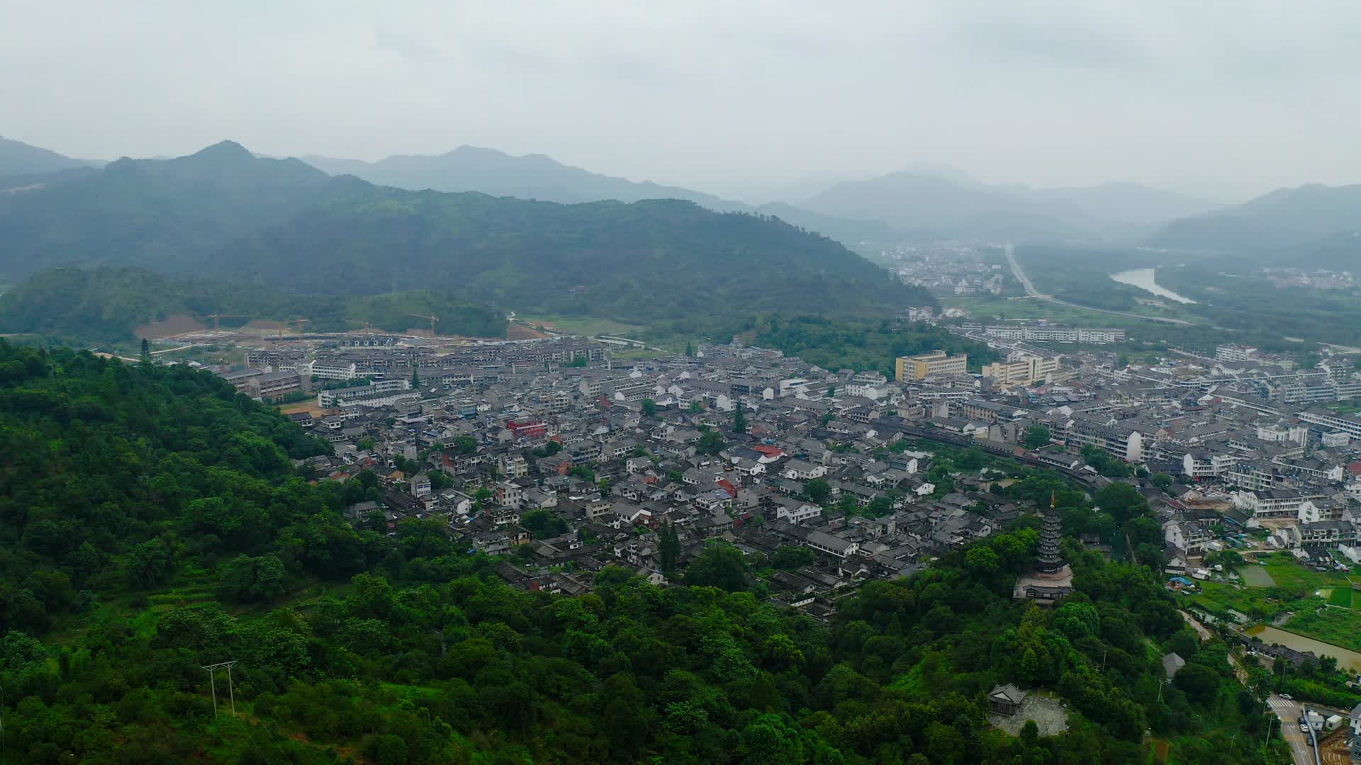 四面环山的小镇视频的预览图