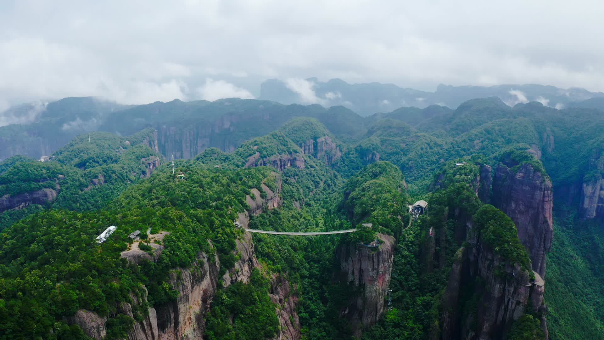 高空中的铁索桥视频的预览图