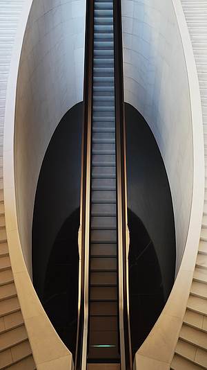 国家大剧院下沉广场电梯建筑设计艺术空间著名景点网红打卡地红色展览馆线条当代现代风格视频的预览图