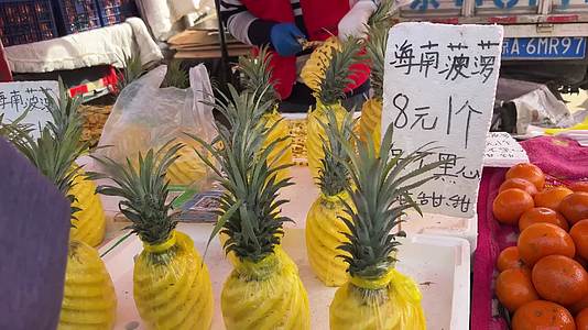 商贩卖菠萝卖凤梨削好的菠萝视频的预览图