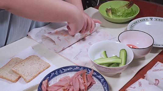 包装纸包裹三明治食品安全食品包装视频的预览图