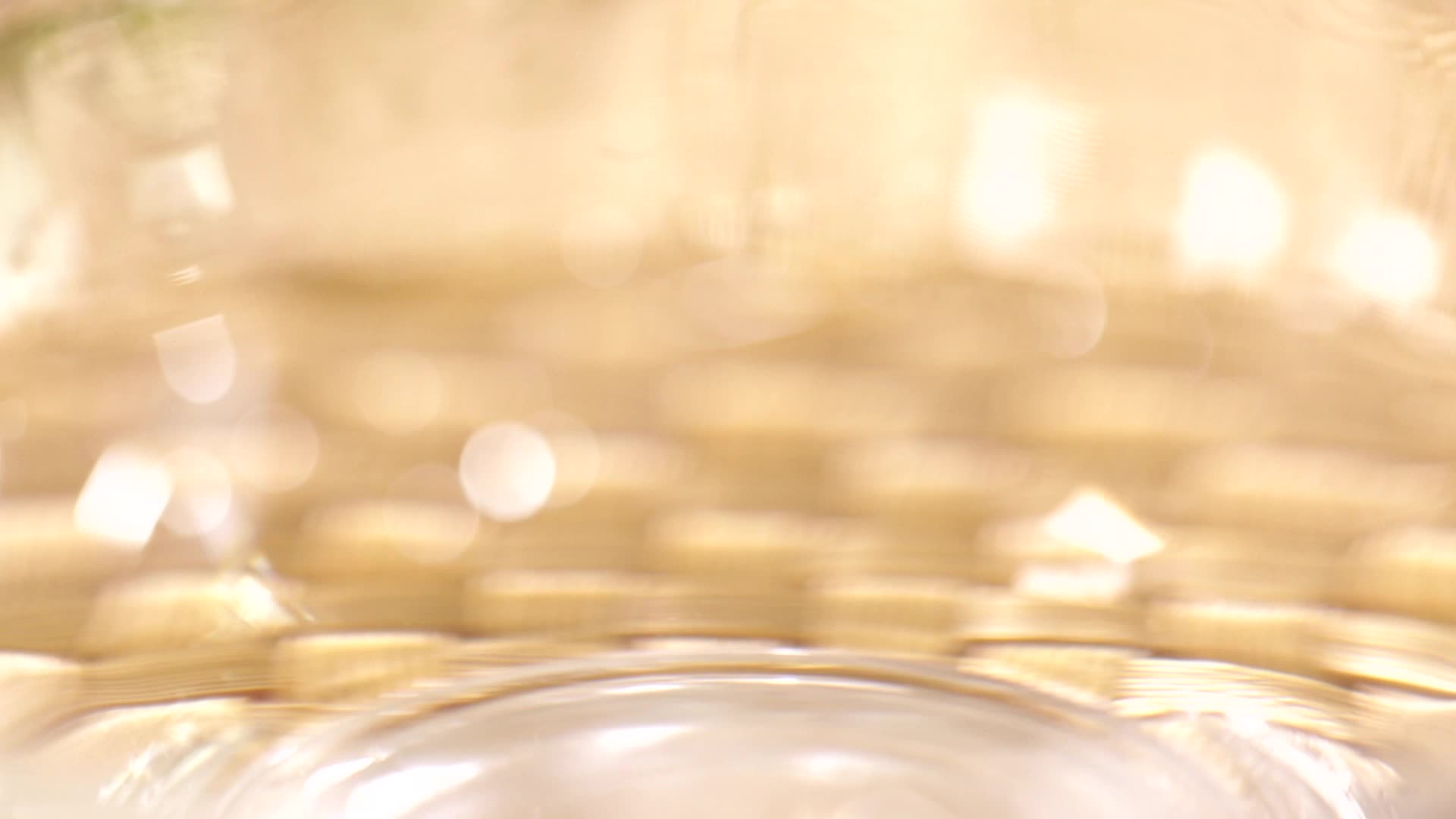 玻璃碗装一碗清水白酒视频的预览图