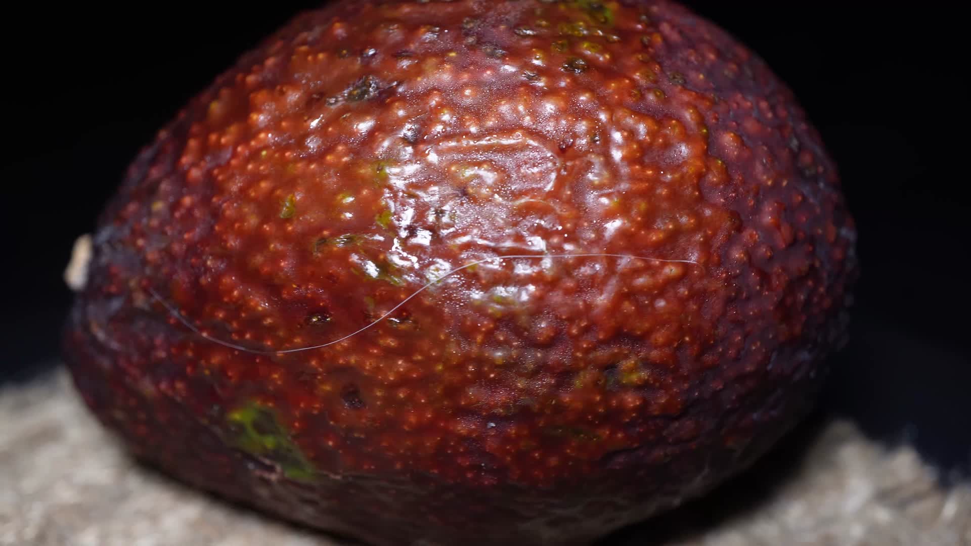 剥开熟透的进口牛油果切块视频的预览图
