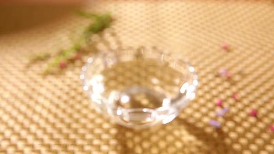 玻璃碗装一碗清水白酒视频的预览图