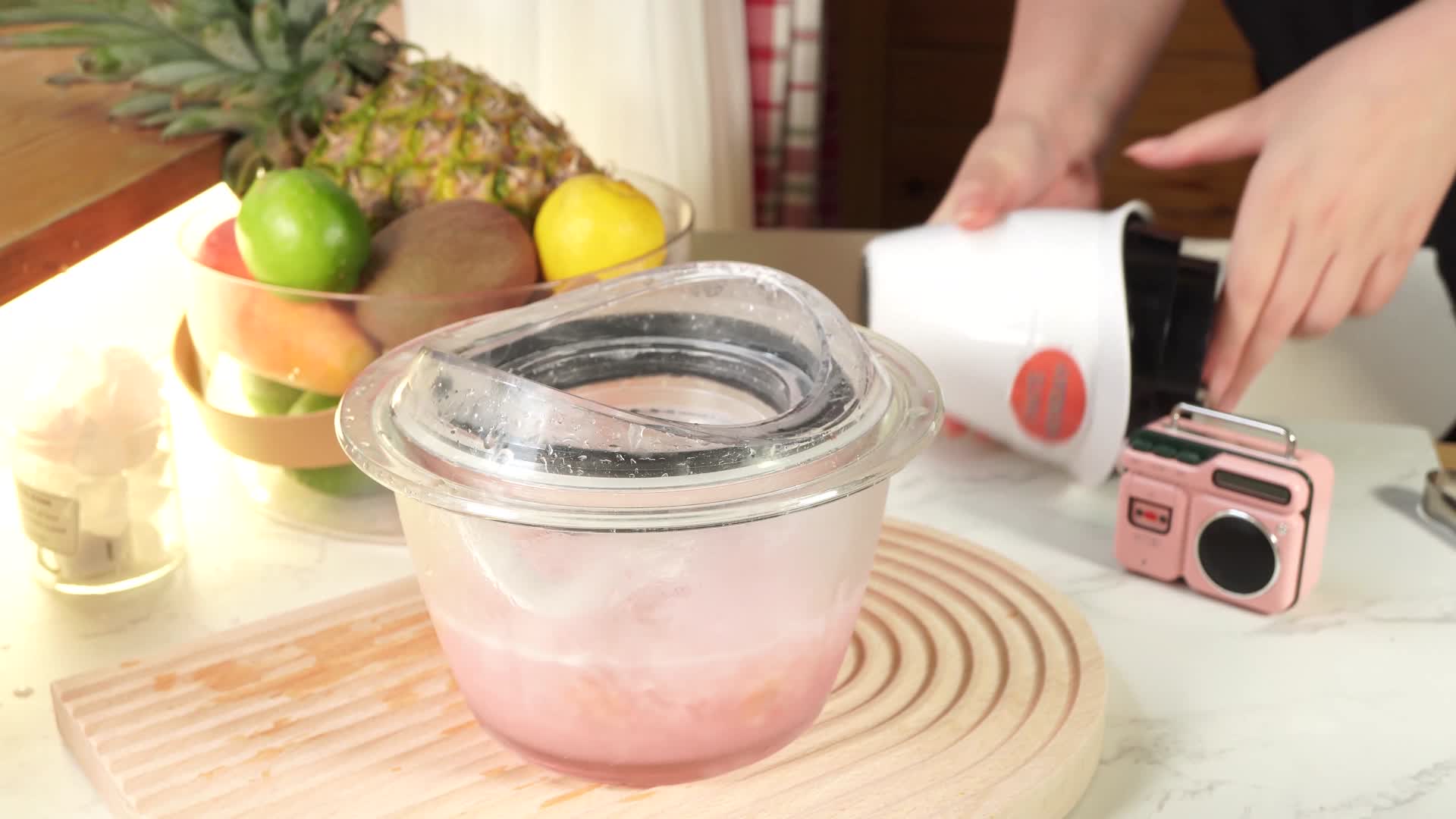 冰块果汁用搅拌机制作沙冰视频的预览图