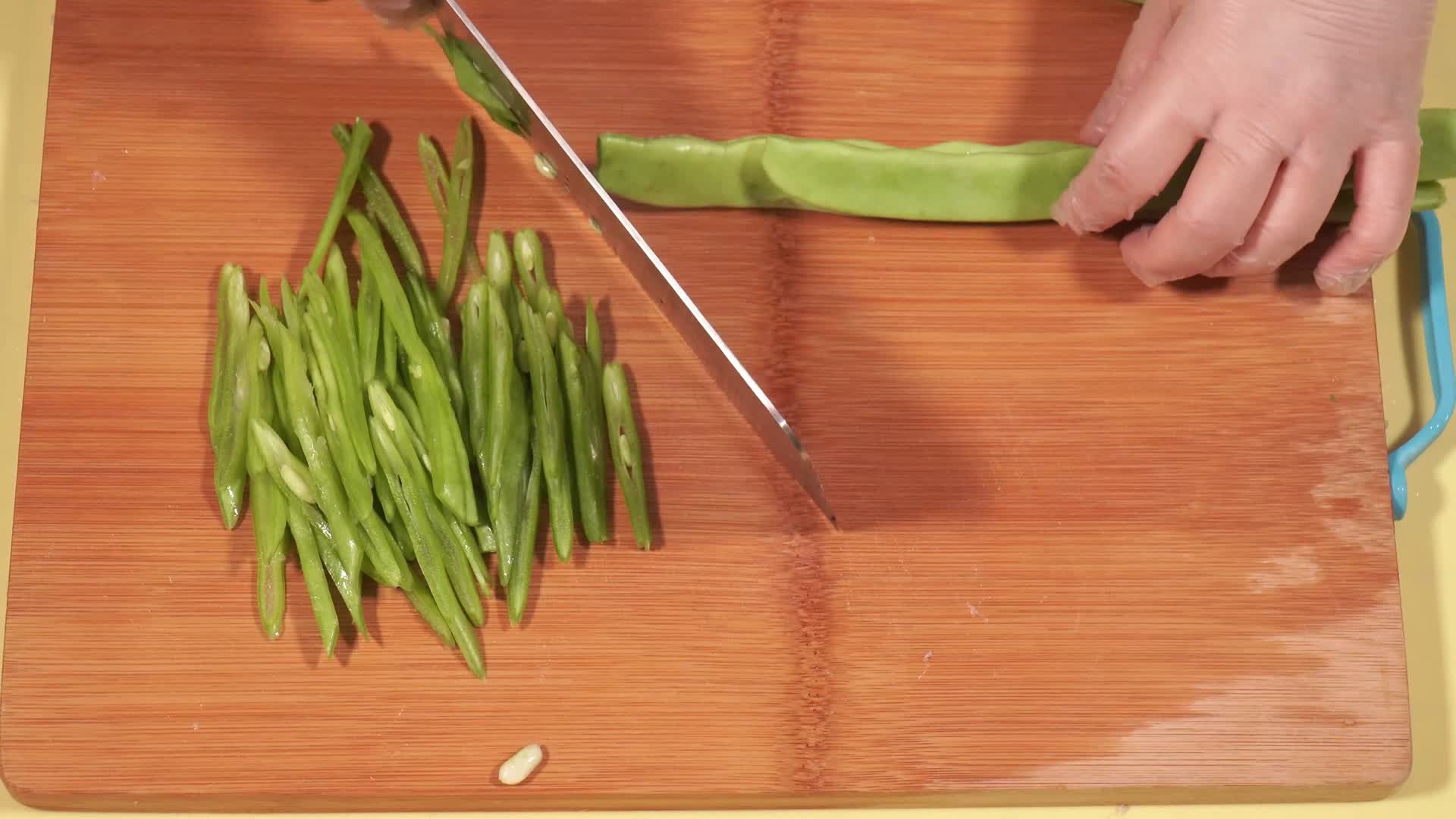 扁豆切丝菜刀切扁豆芸豆豆角视频的预览图