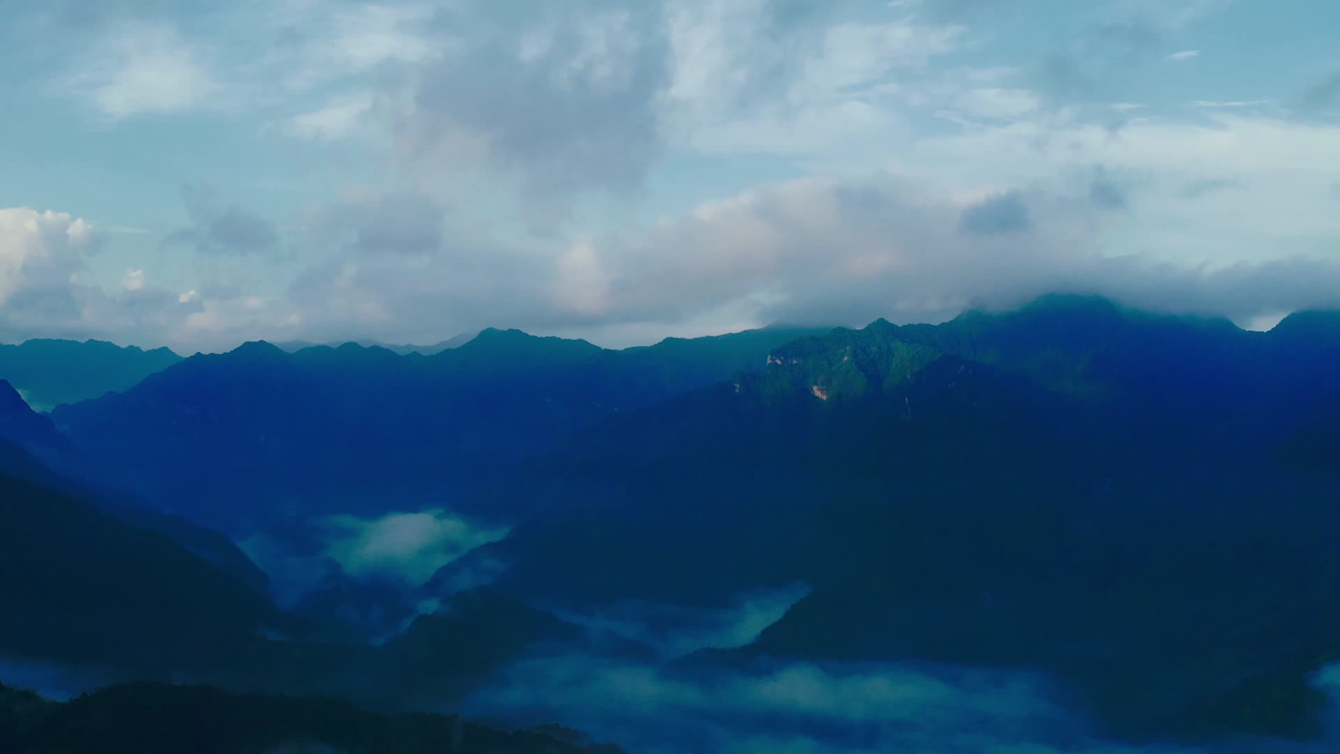雨后的山巅云雾视频的预览图