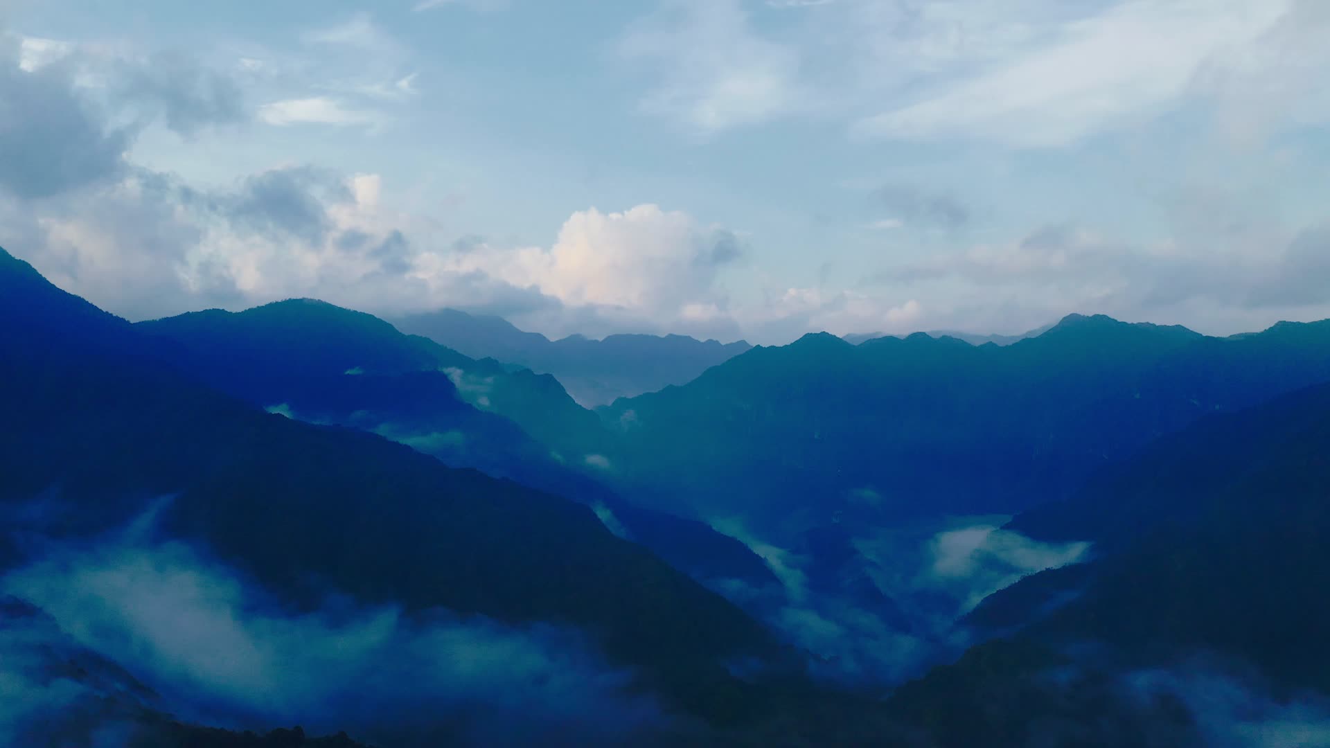 晨雾中的山峦美景视频的预览图