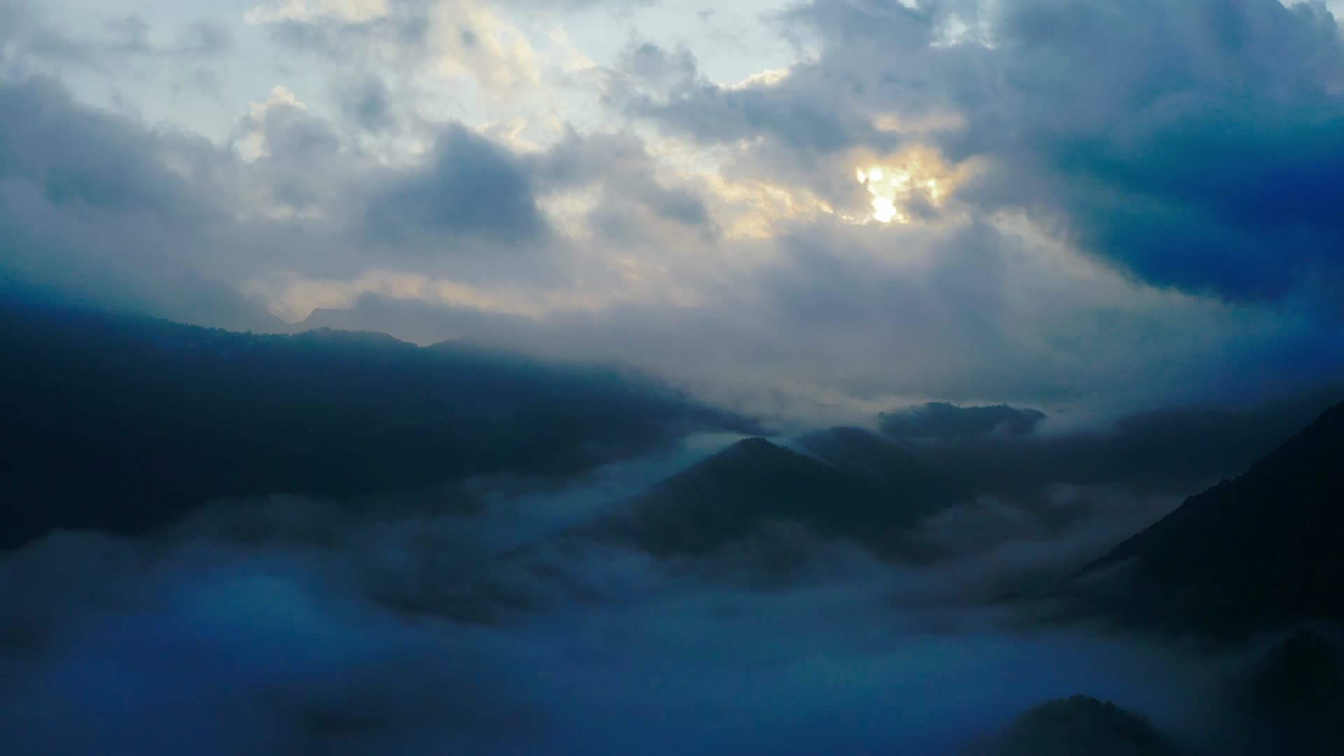 晨光照耀下的云海视频的预览图