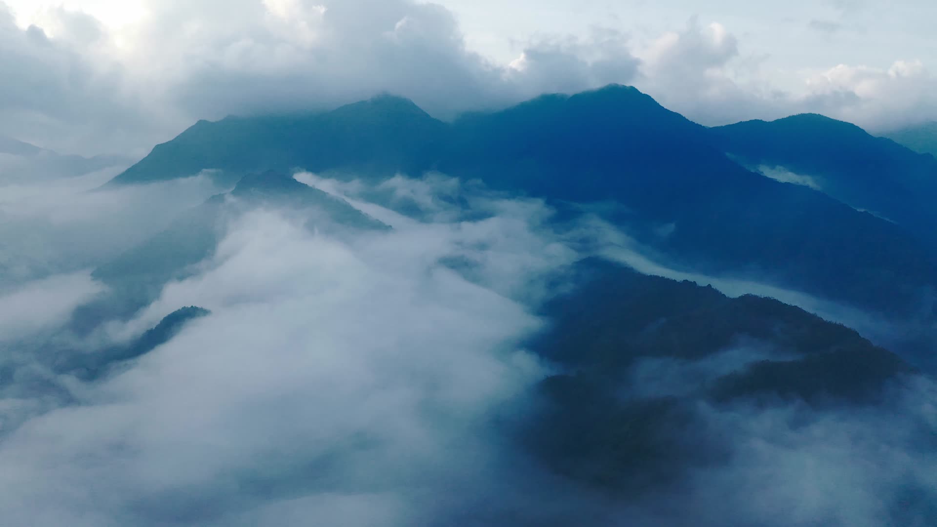 云海上的山峰视频的预览图