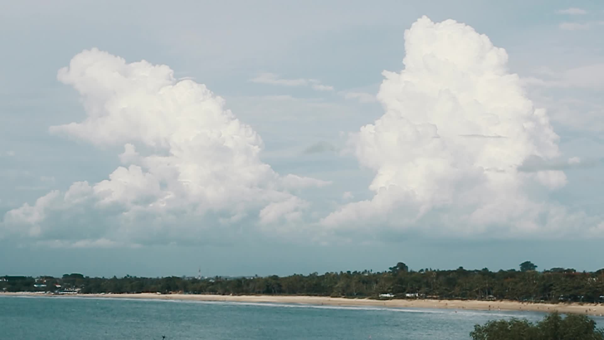 印尼巴厘岛四季酒店天空延时云延时摄影震撼海滩游泳池椰林云景翻滚树林海浪天气环境视频的预览图