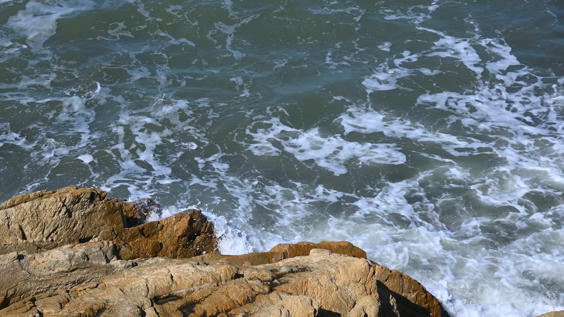 4K实拍大海海浪拍打礁石激起浪花水花视频的预览图