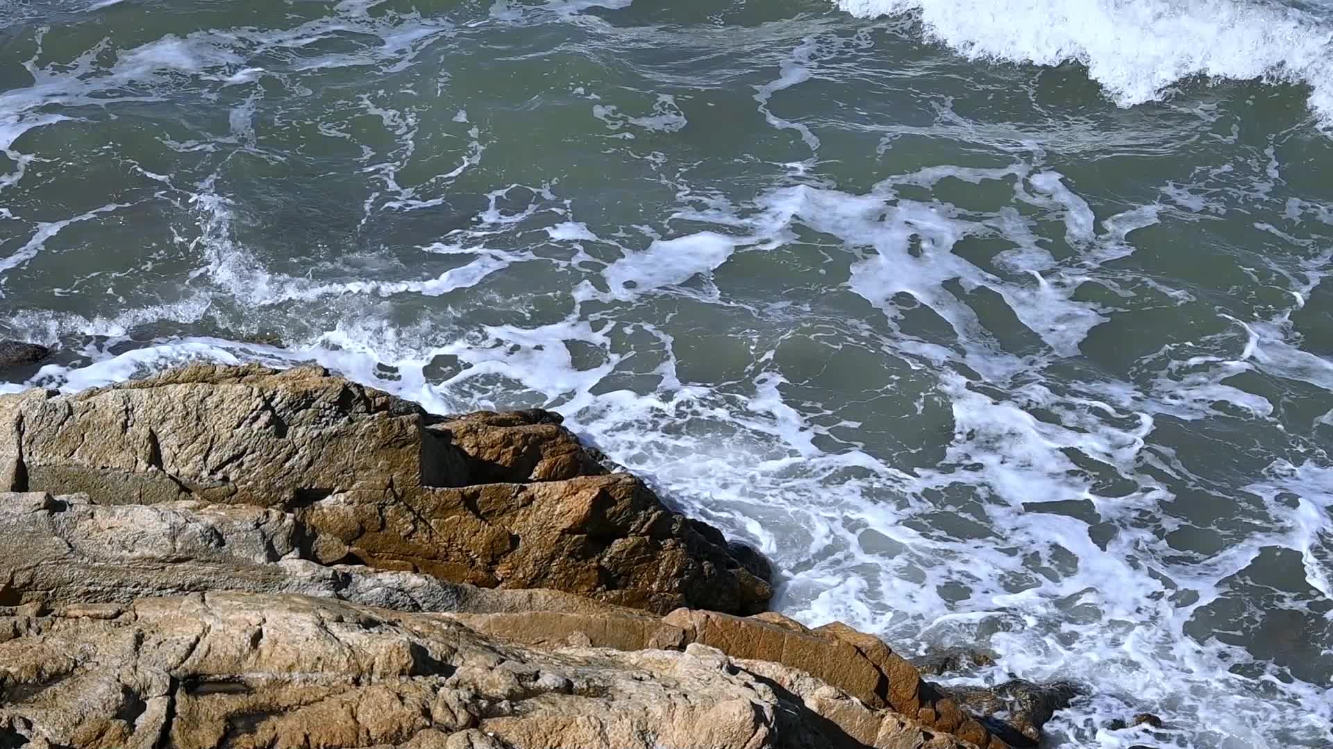 实拍慢动作大海海浪拍打礁石激起浪花水花视频的预览图