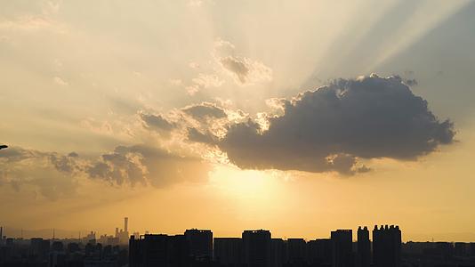 云层放射光飞机起飞腾飞金融经济发展航班城市云阳光光线黄昏日落美好视频的预览图