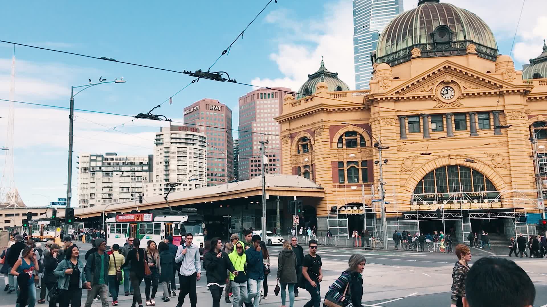 澳大利亚墨尔本街头行走的人群人流车流有轨电车复古城市街道生活忙碌福林德街火车站街头视频的预览图