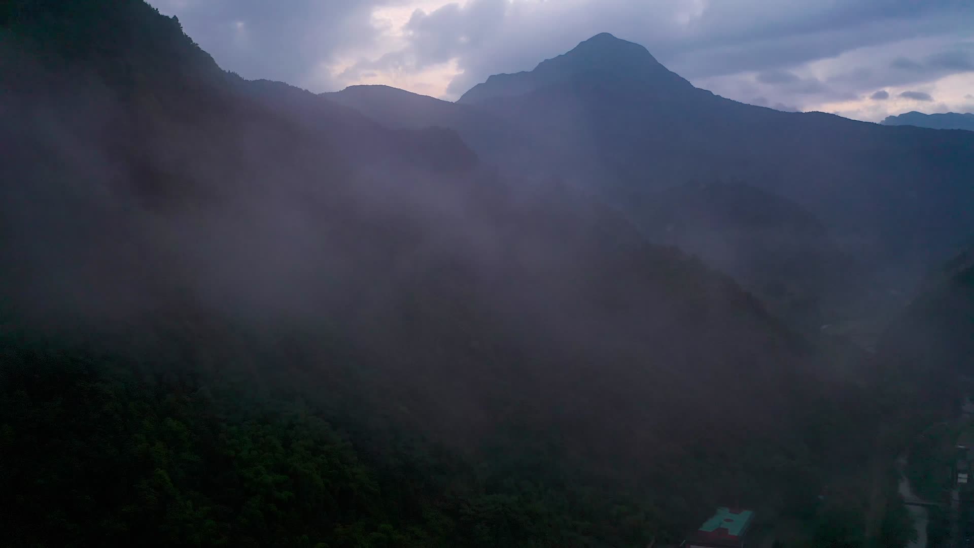 云雾缭绕的金佛山视频的预览图