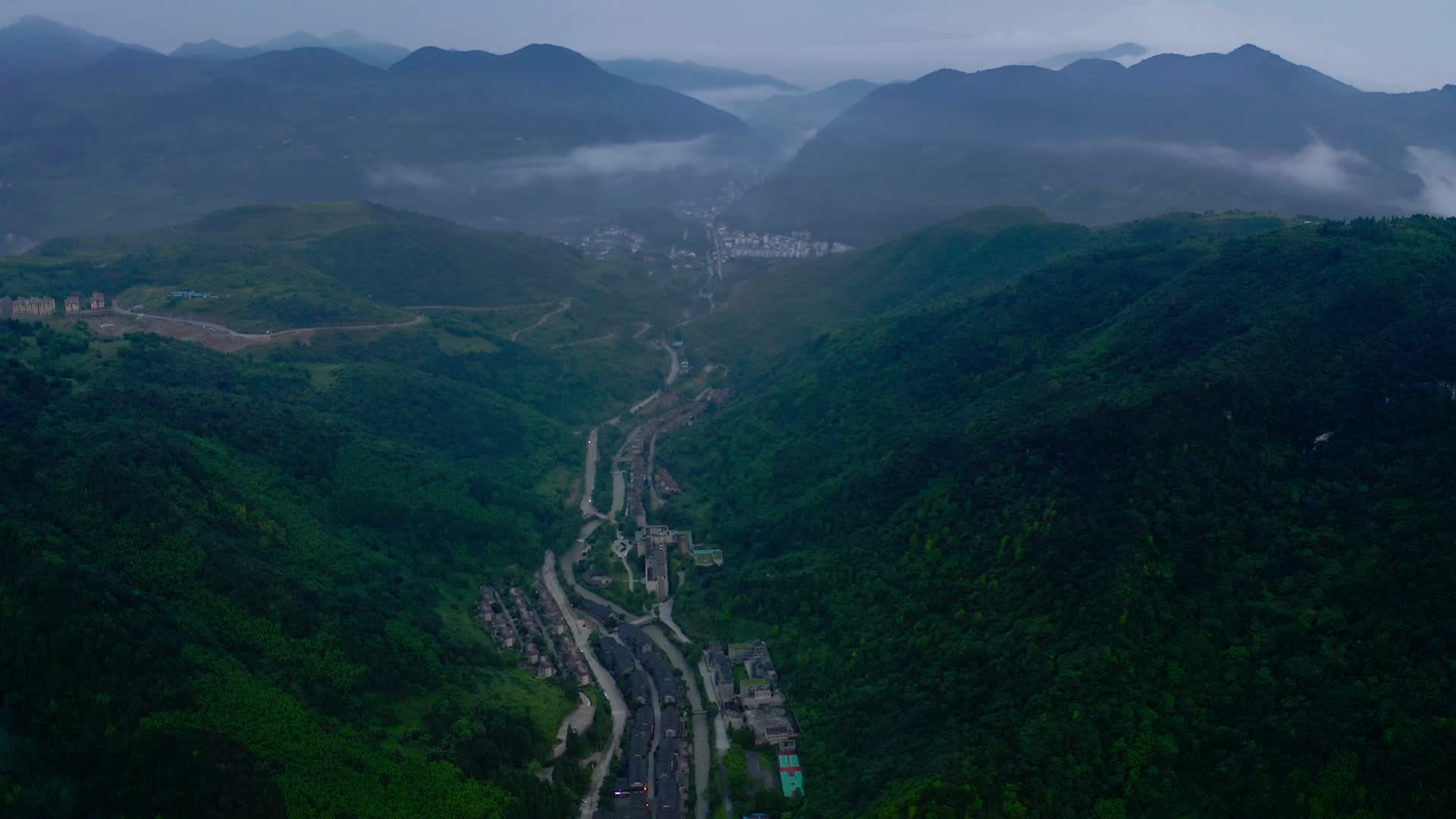 山谷中流动的云雾视频的预览图