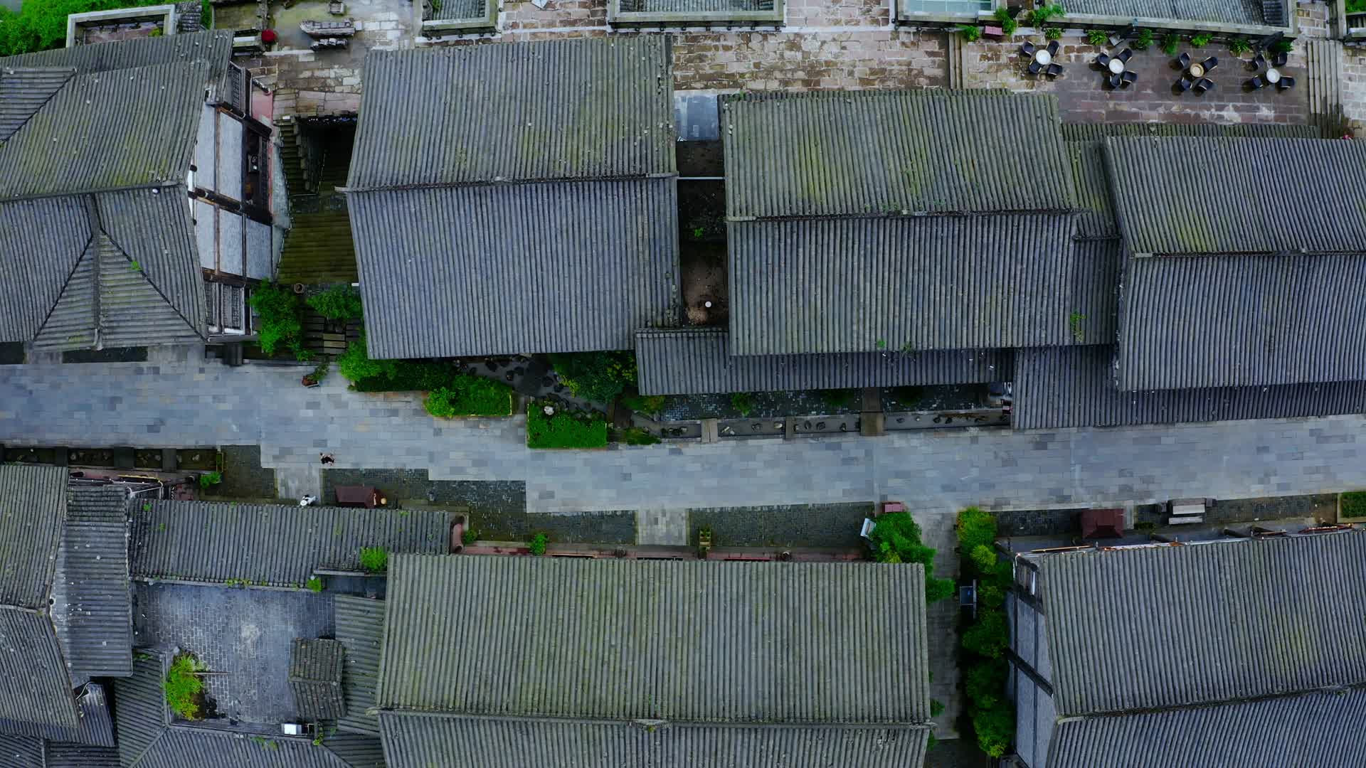 小镇上的古街道视频的预览图