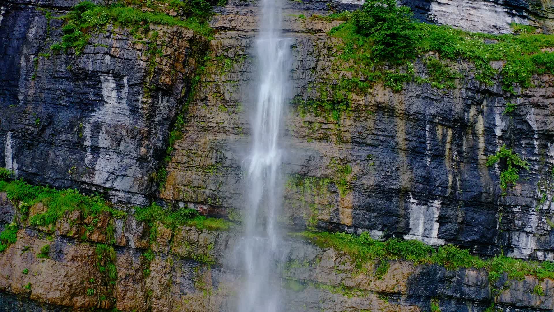 细长的瀑布视频的预览图