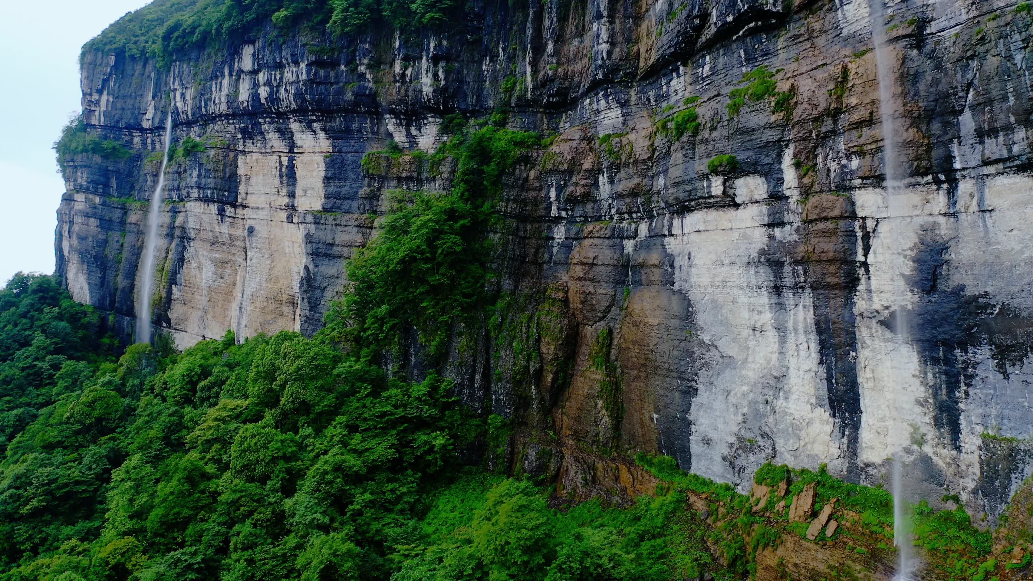 陡峭山峰上的瀑布视频的预览图