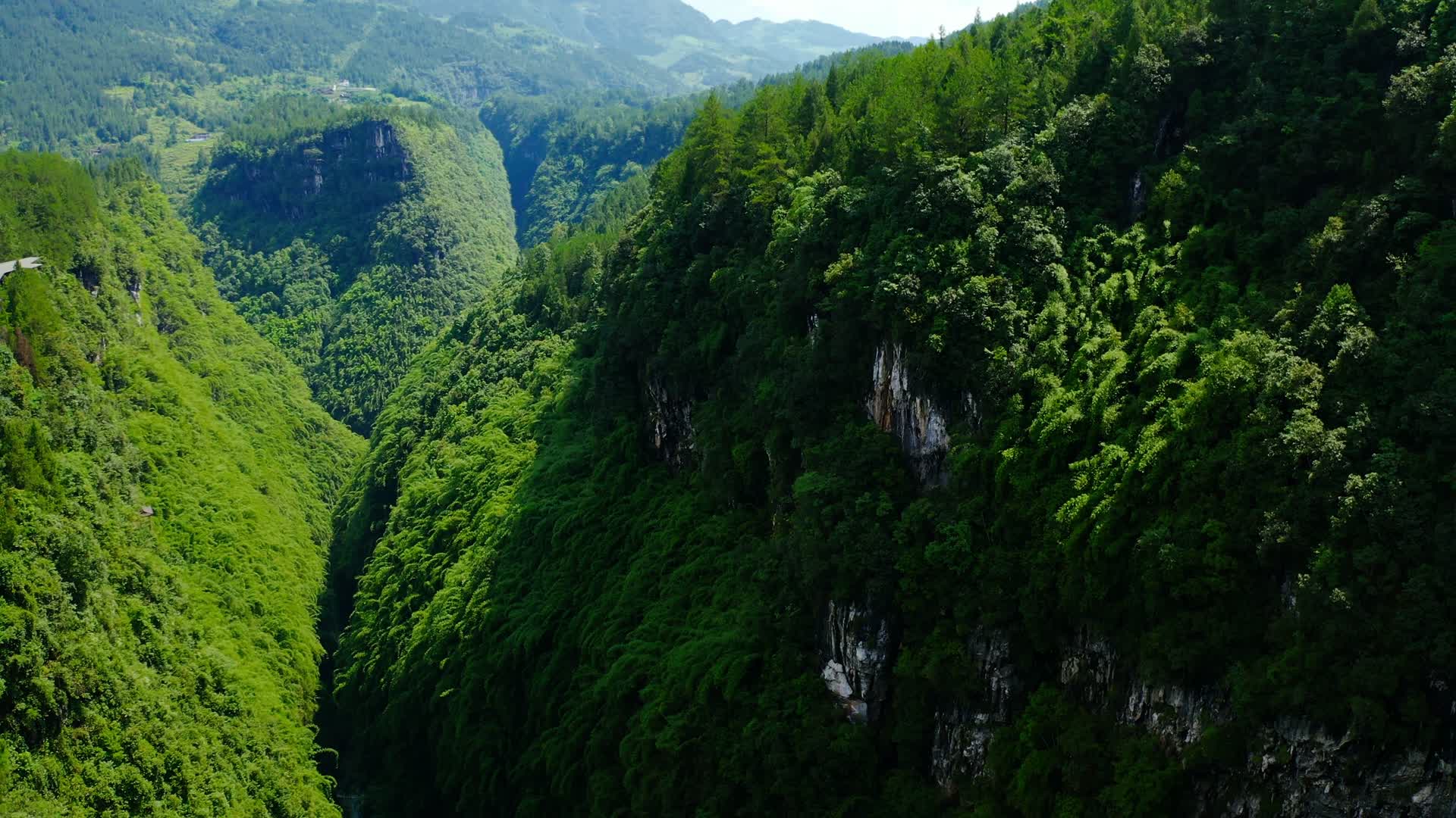 陡峭险峻的峡谷视频的预览图