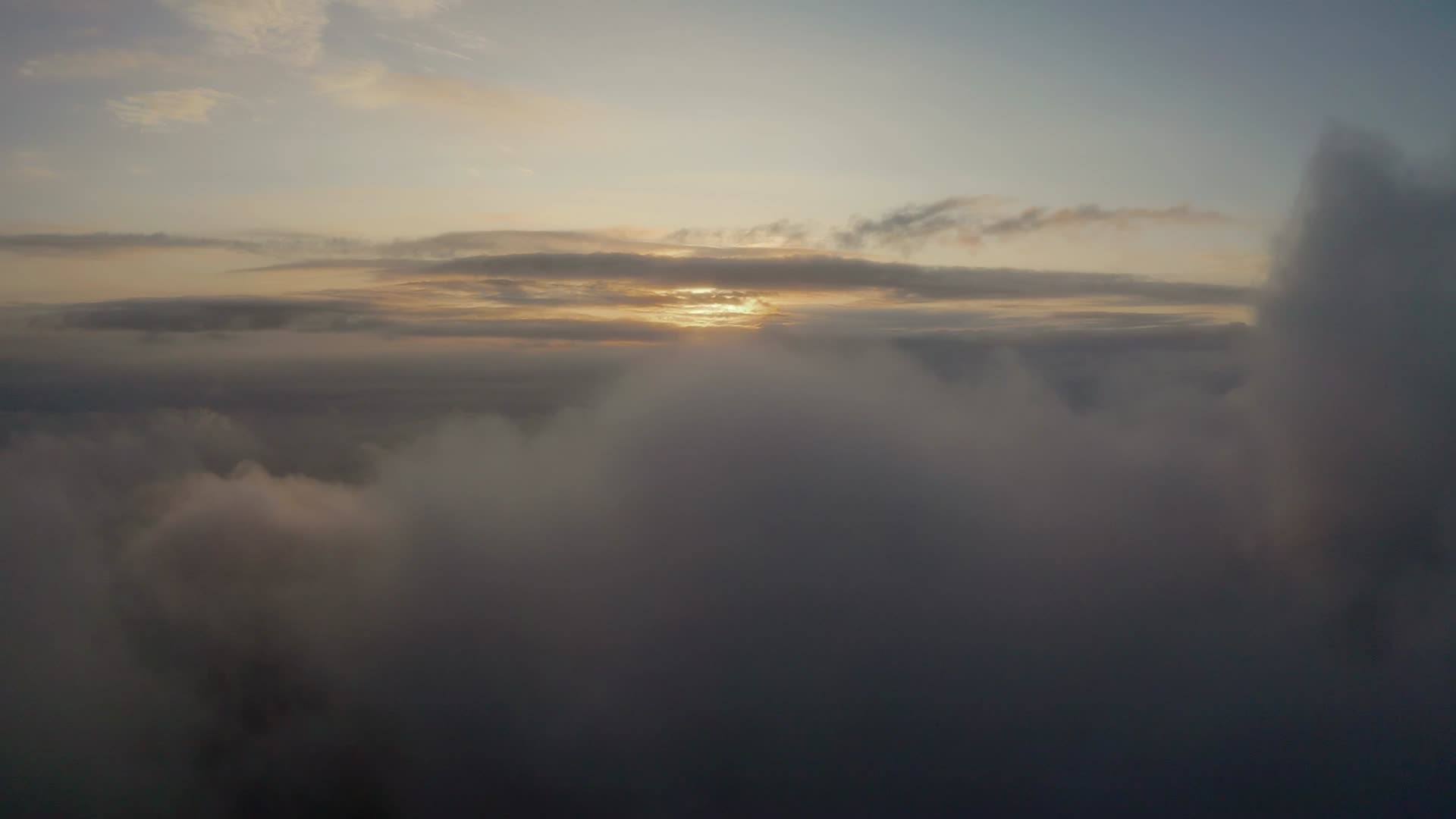 穿透云层的朝阳视频的预览图