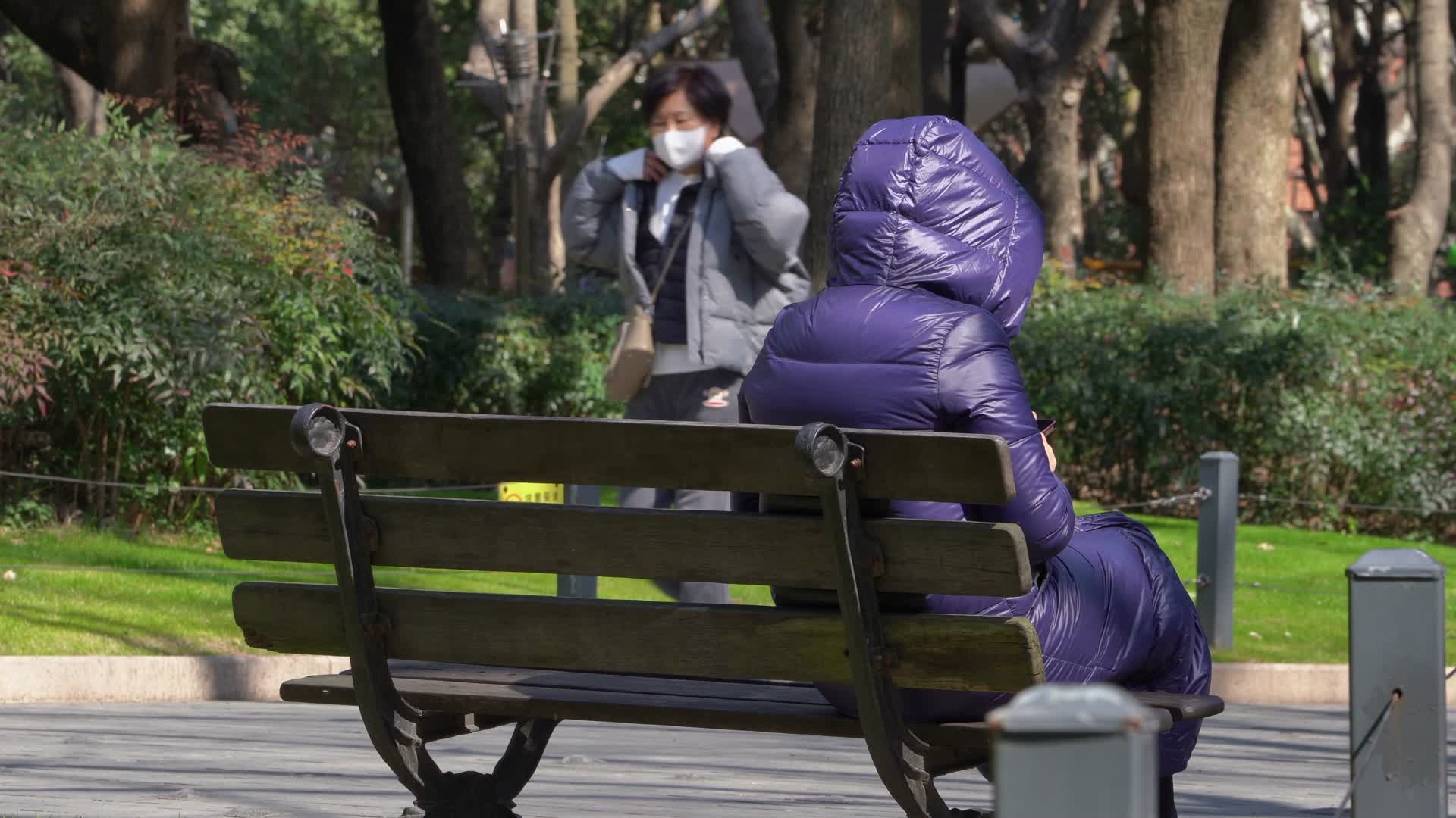 一个老人独自坐在长椅上4K视频的预览图