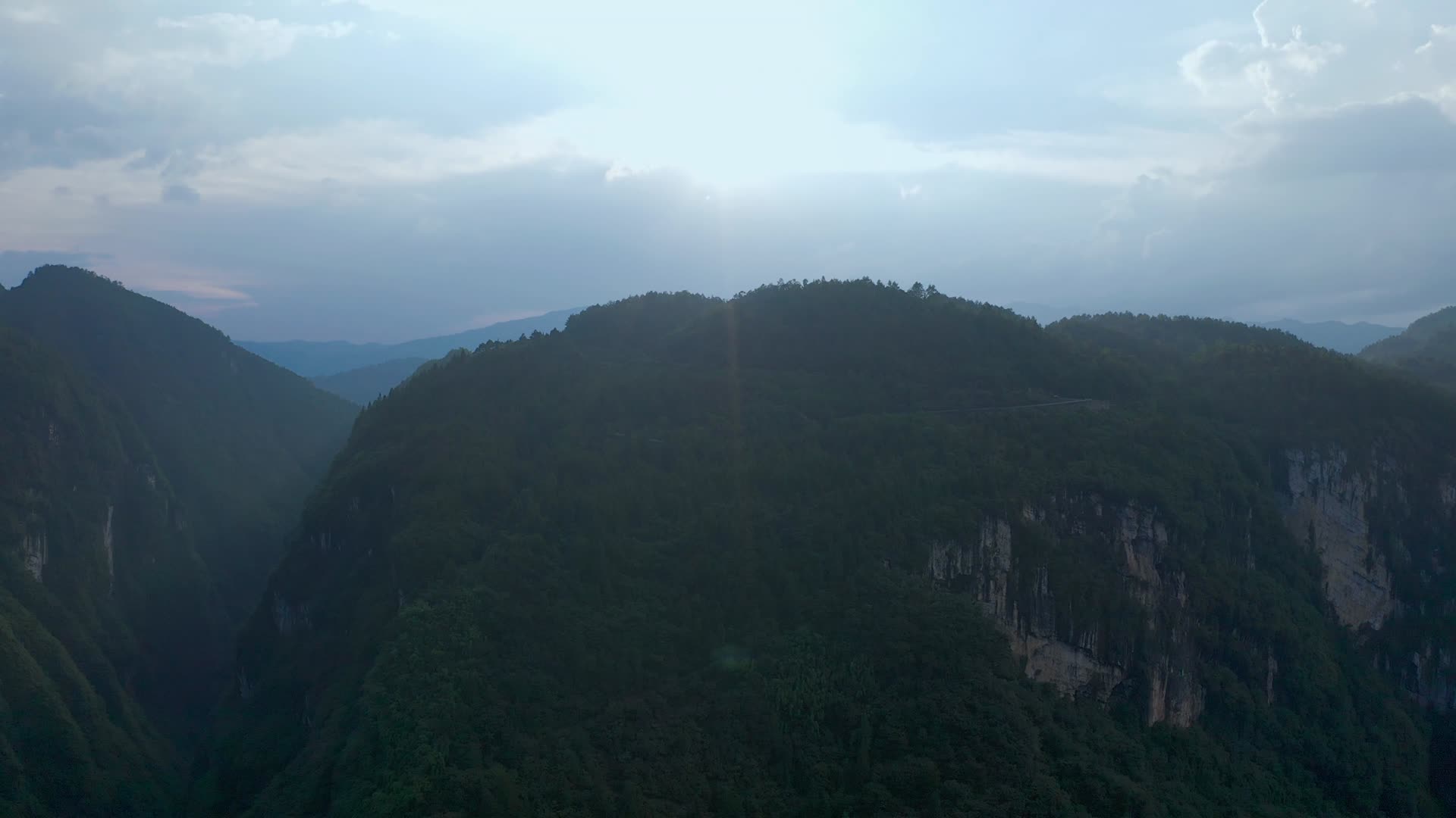 幽深的峡谷视频的预览图