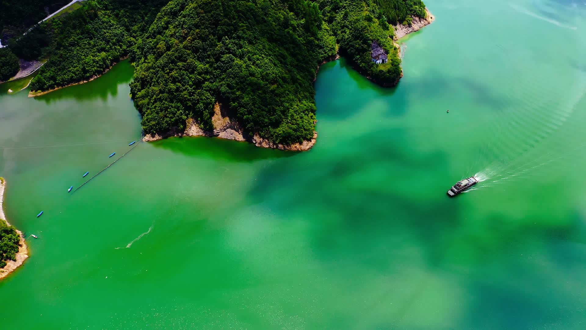 航拍乌江上的观光游船视频的预览图