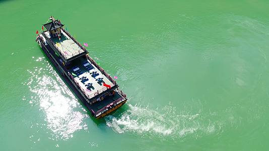 航拍乌江上的观光游船视频的预览图