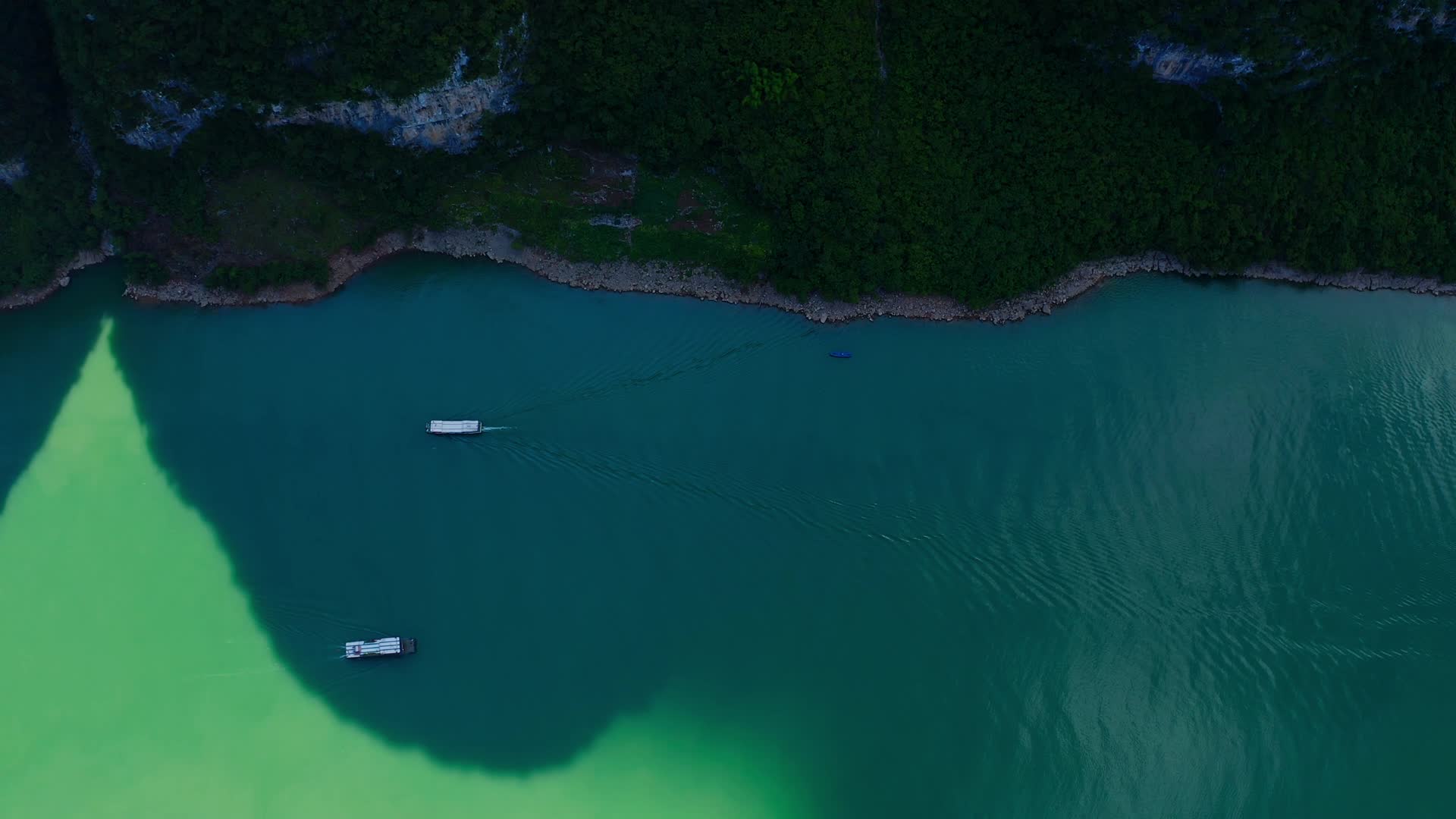乌江上的游船视频的预览图