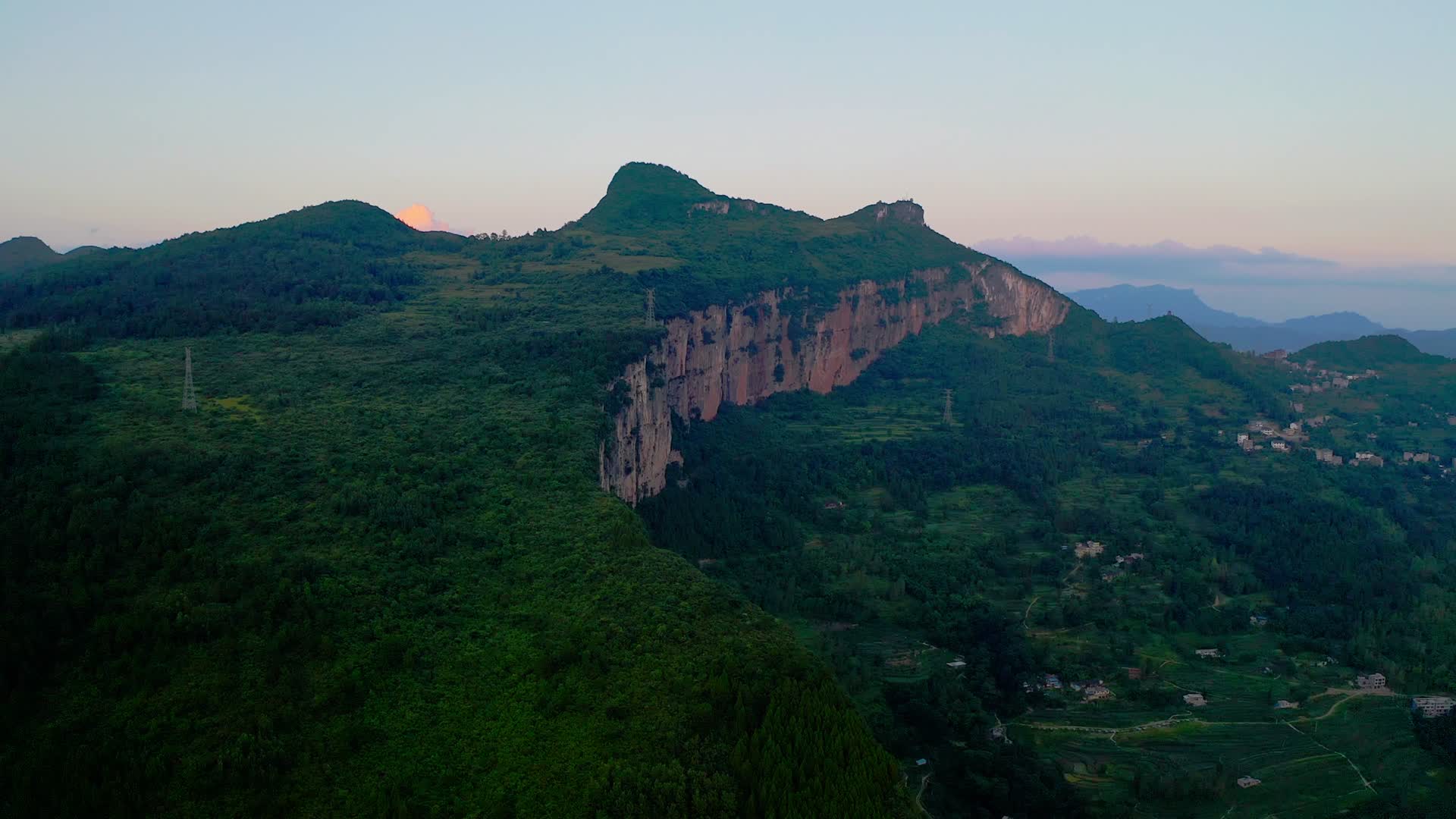乌江两岸的陡峭山崖视频的预览图
