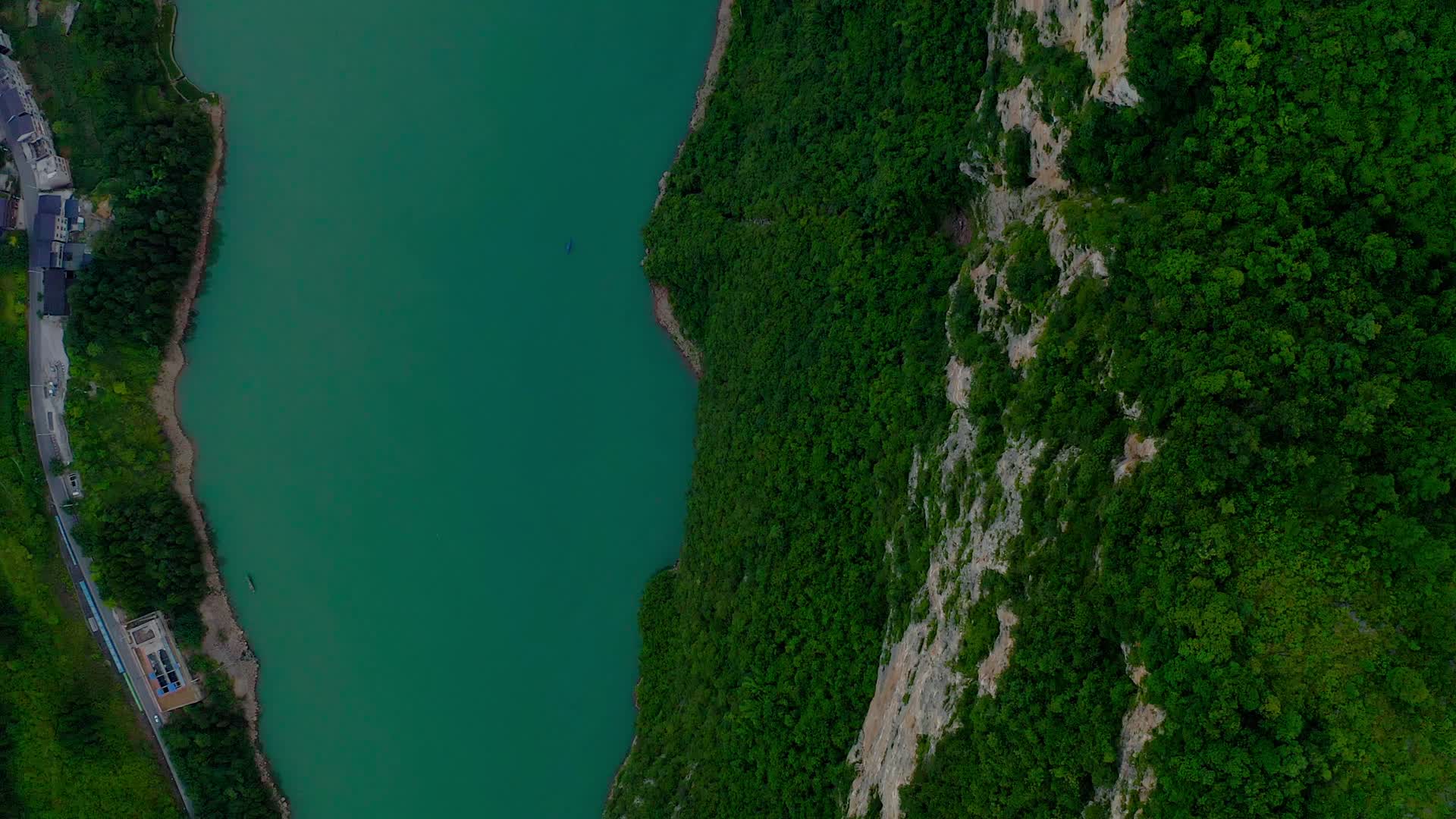 乌江两岸的陡峭山崖视频的预览图