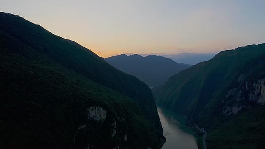 夕阳下的乌江美景视频的预览图