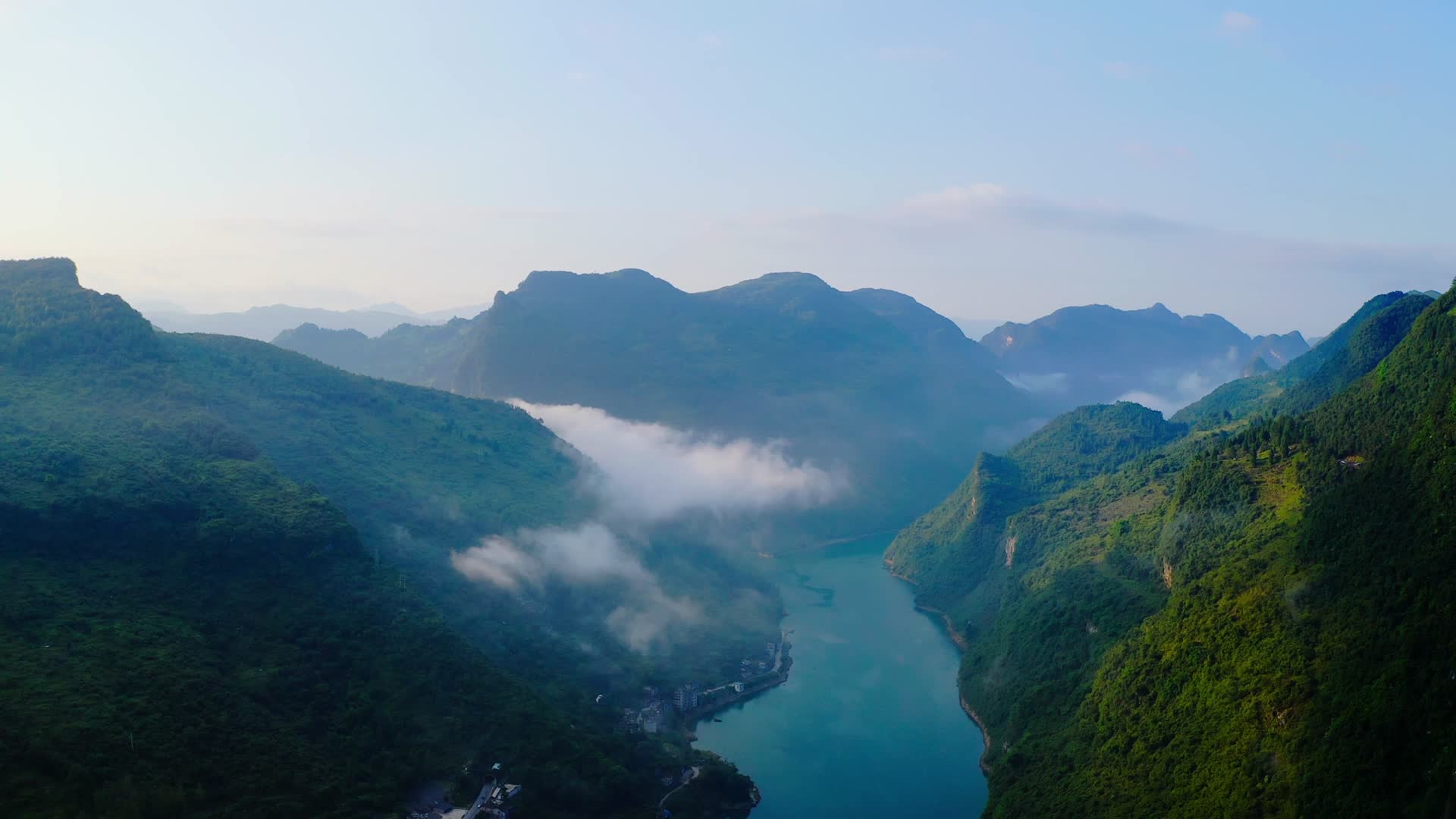 晨雾弥漫的乌江视频的预览图