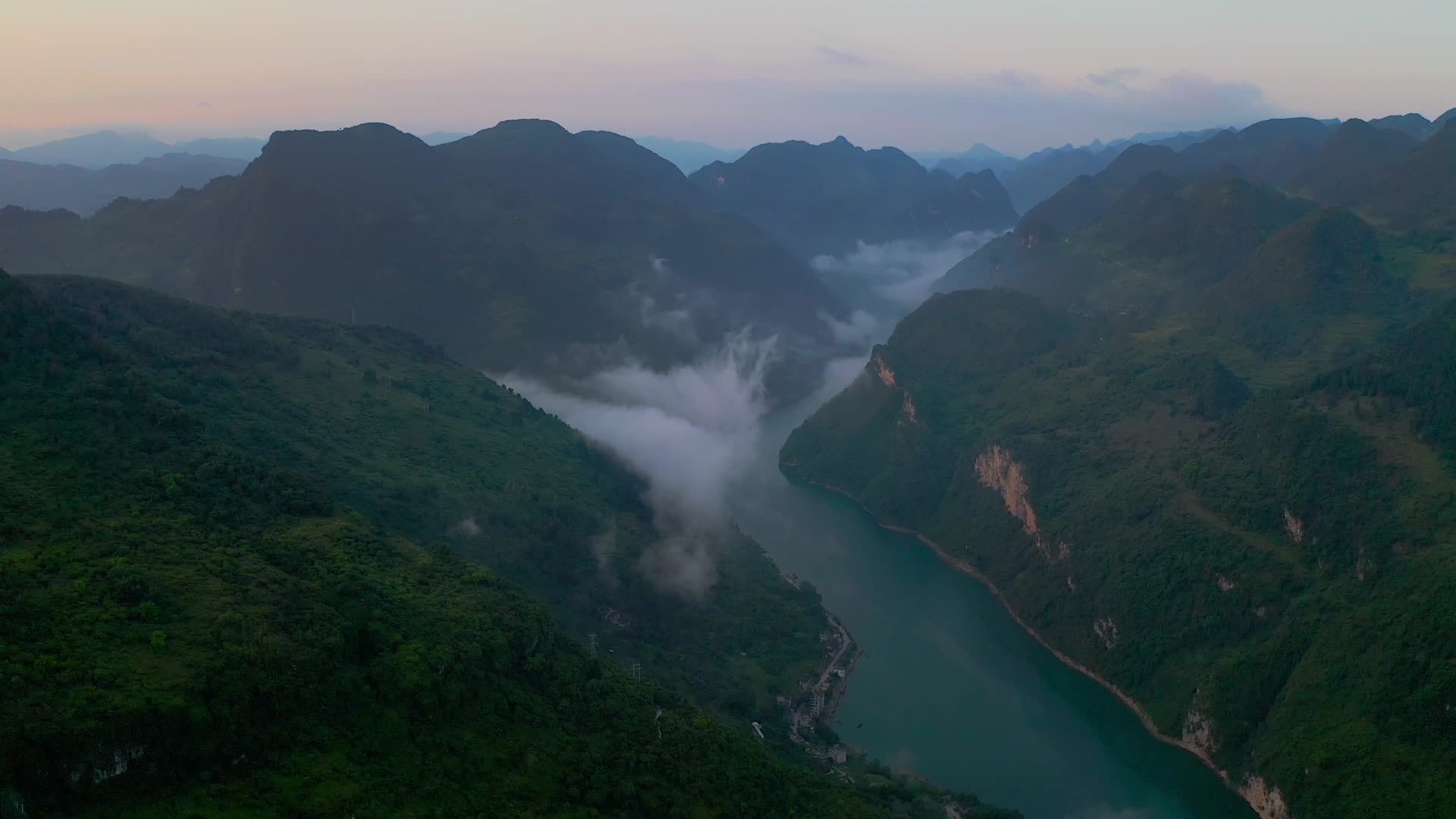 晨雾弥漫的乌江视频的预览图