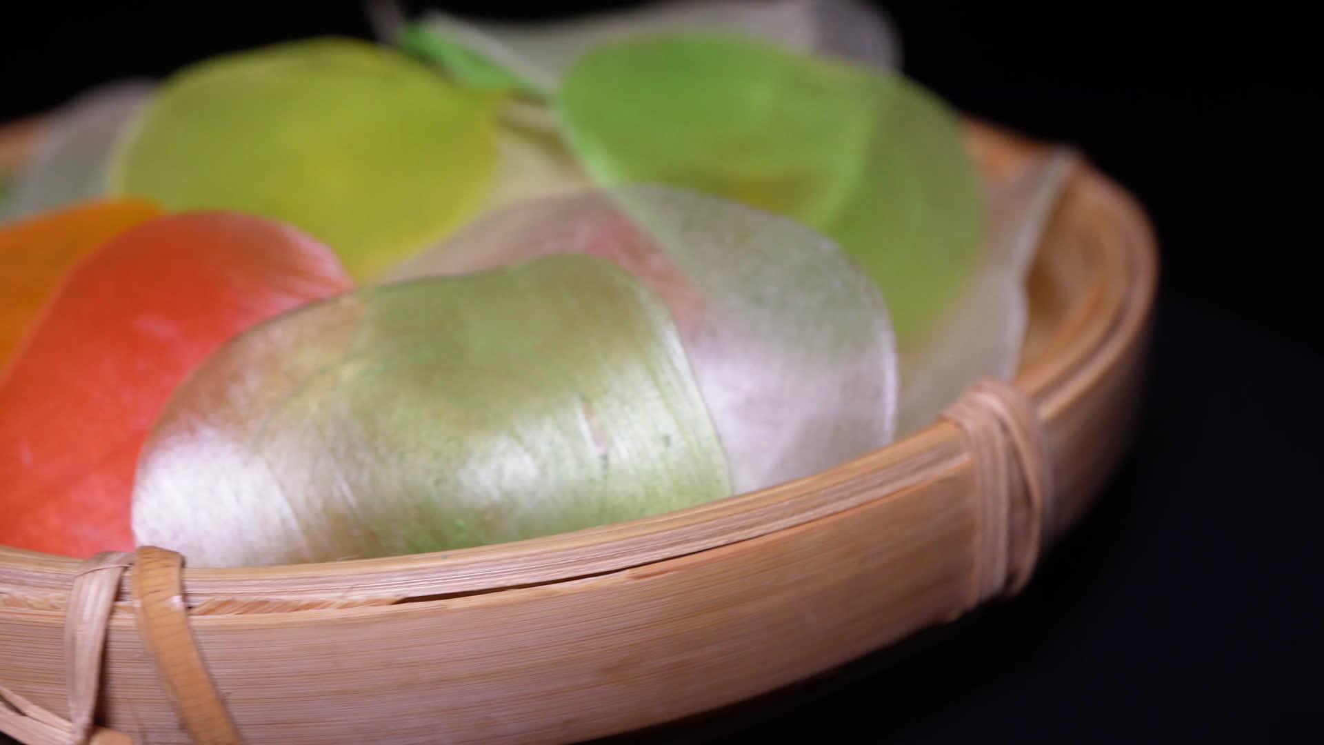 传统虾片油炸膨化食品视频的预览图