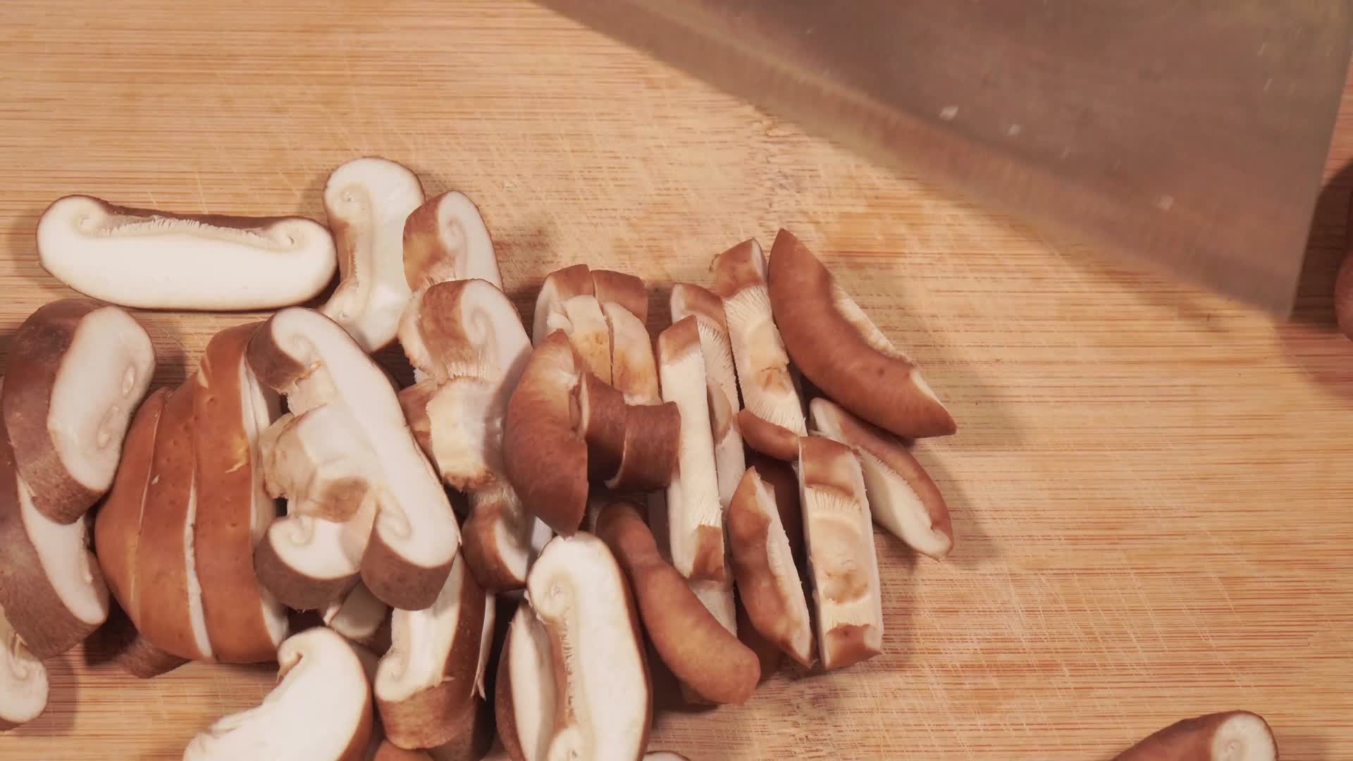 处理鲜香菇清洗香菇切香菇视频的预览图