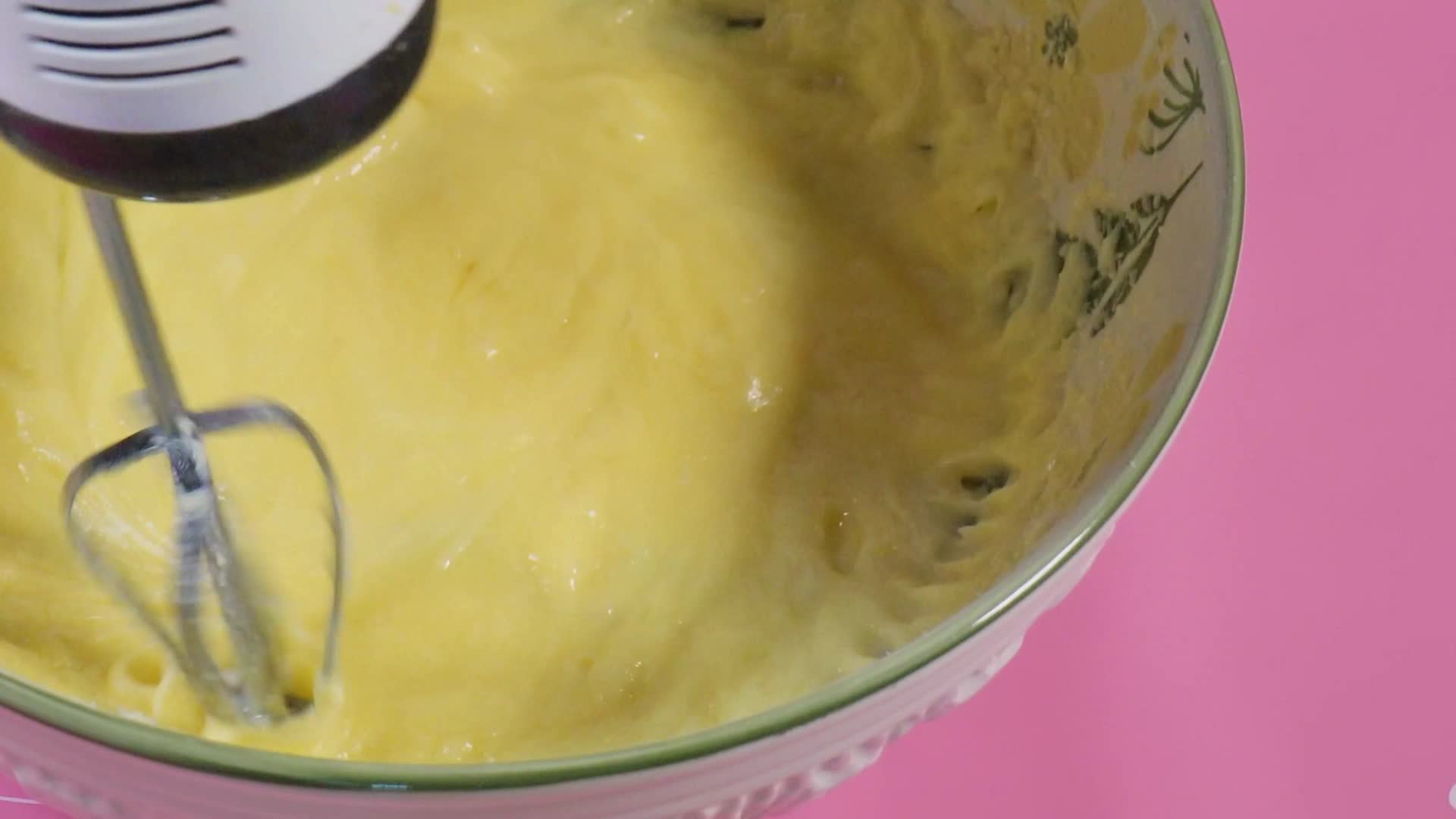 打开一块黄油软化黄油融化黄油视频的预览图