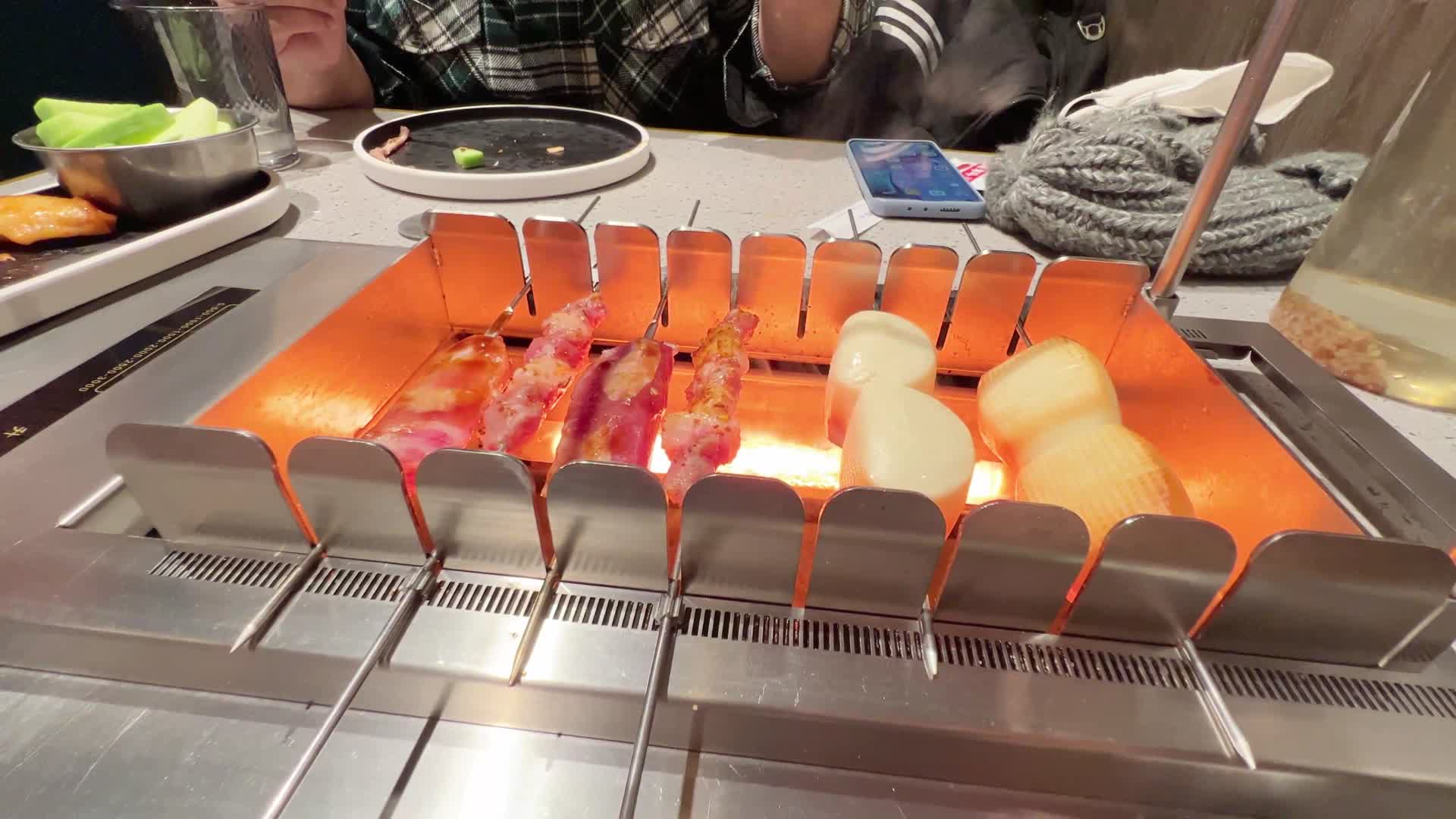 电烤串旋转烤串烤肉烧烤美食小吃视频的预览图
