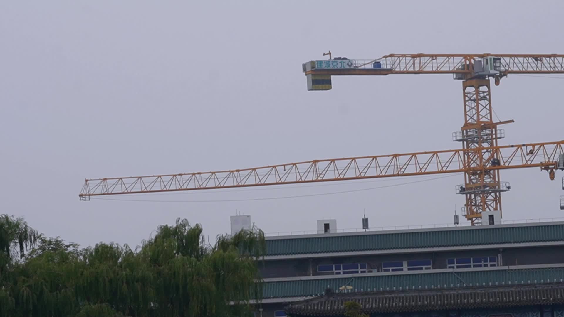 吊车吊塔工地施工设备视频的预览图