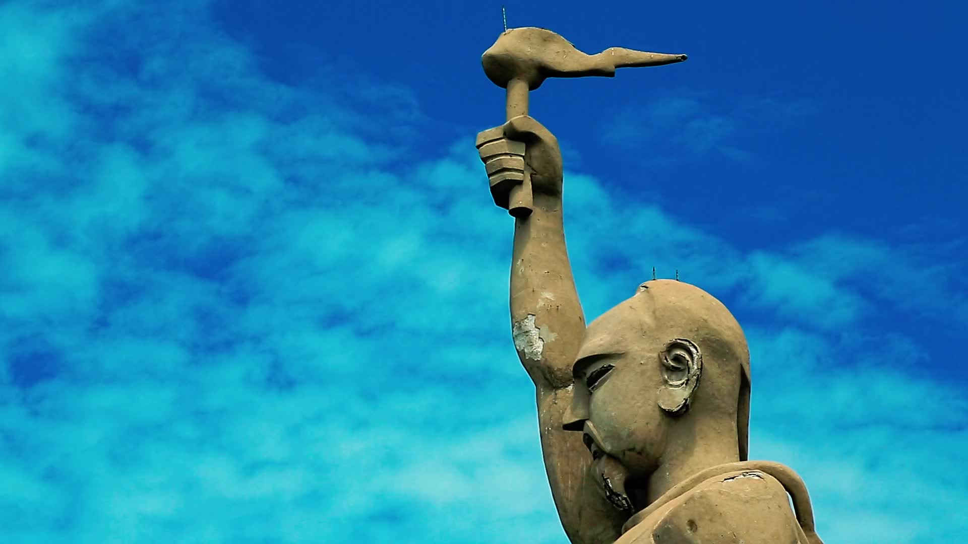 海岛上的雕塑视频的预览图