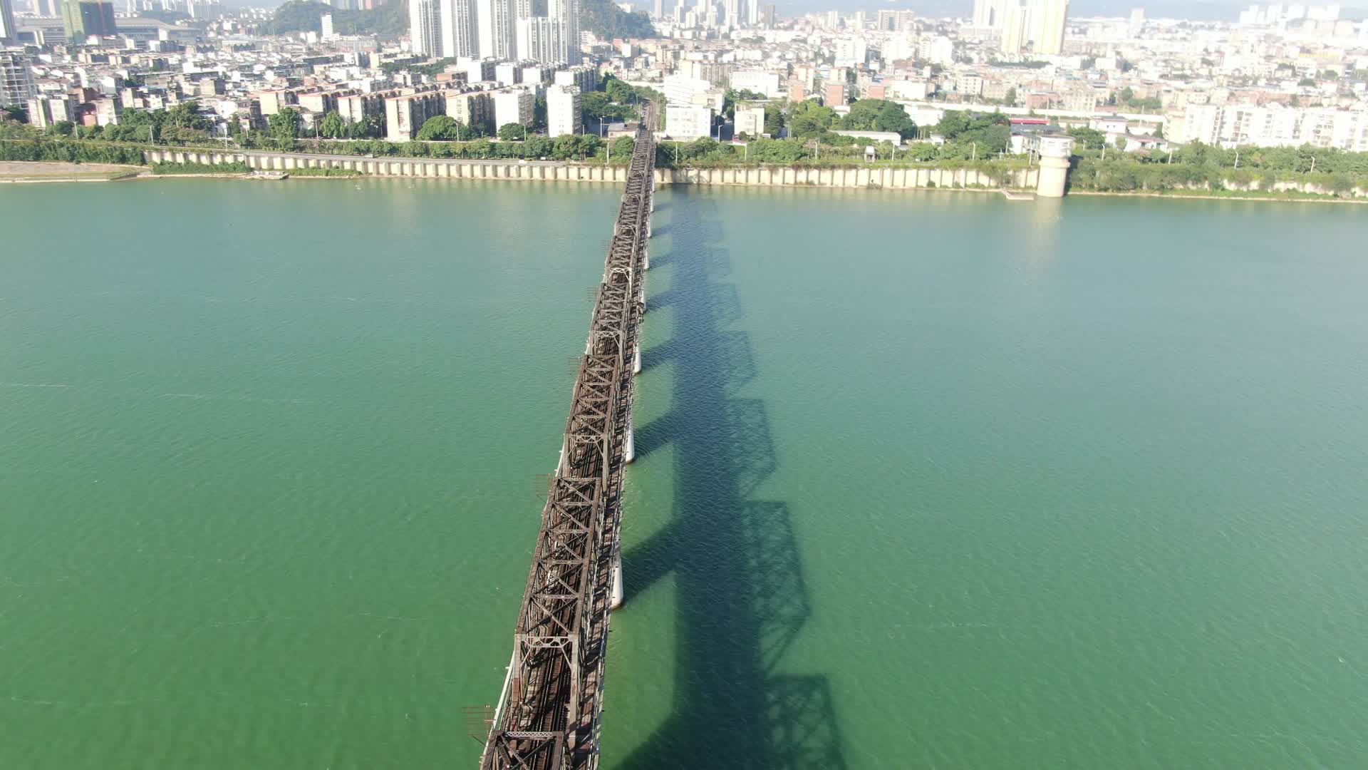 广西柳州跨江铁路航拍视频的预览图