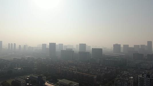 杭州城市雾霾天气航拍视频的预览图