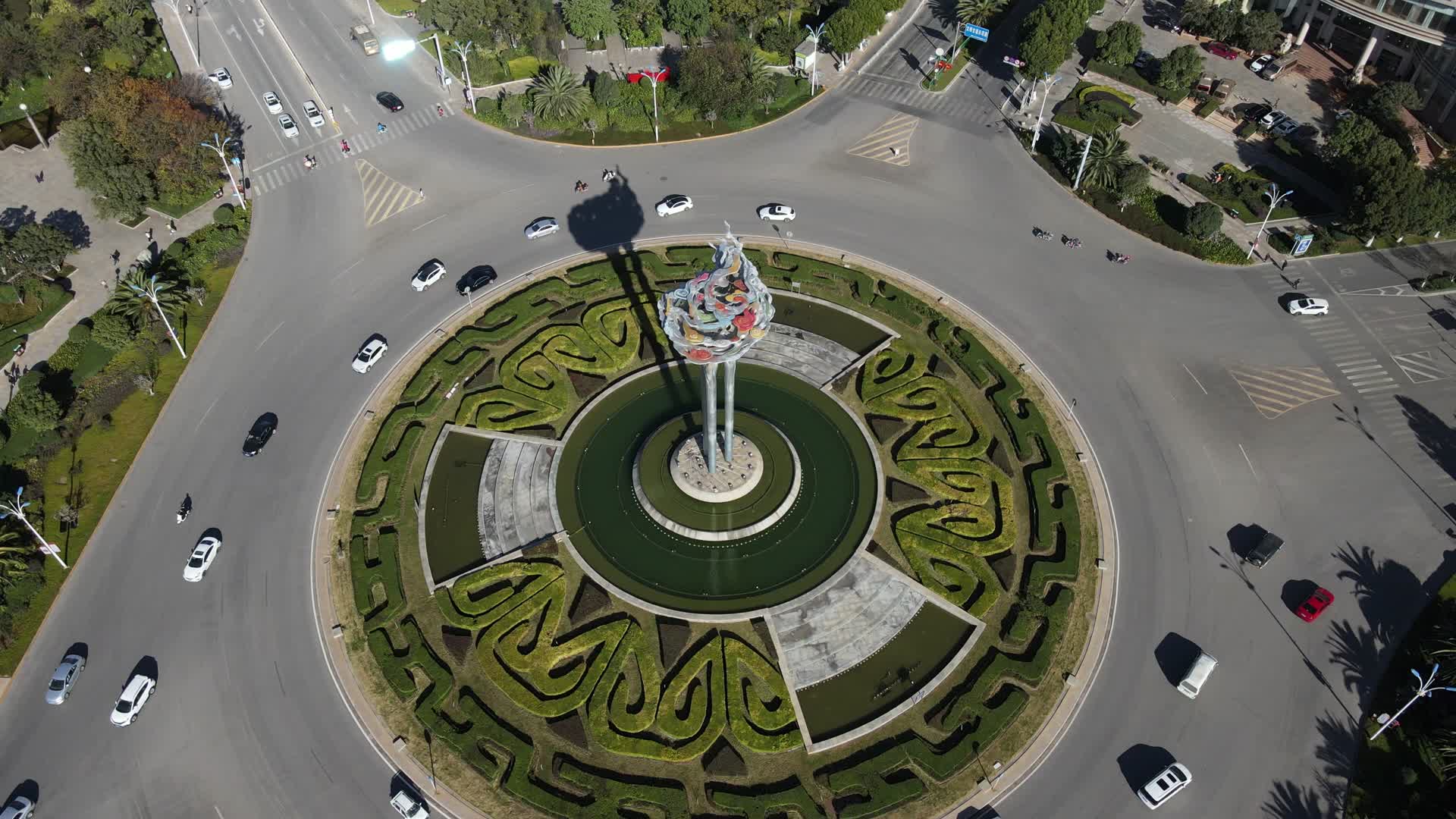 航拍城市圆形交通转盘绿化植物交通视频的预览图